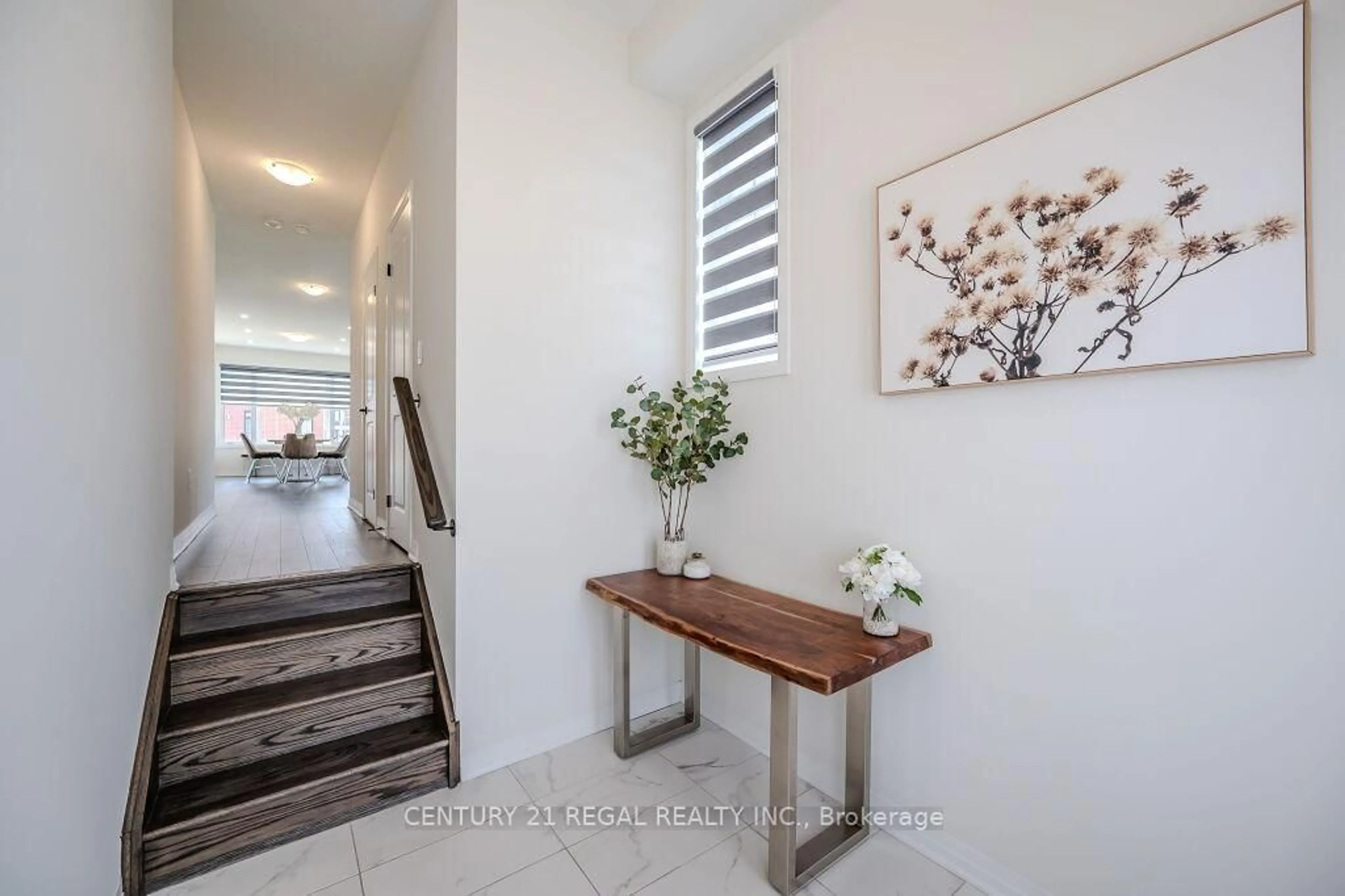 Indoor entryway for 30 Rustic Oak Tr, North Dumfries Ontario N0B 1E0