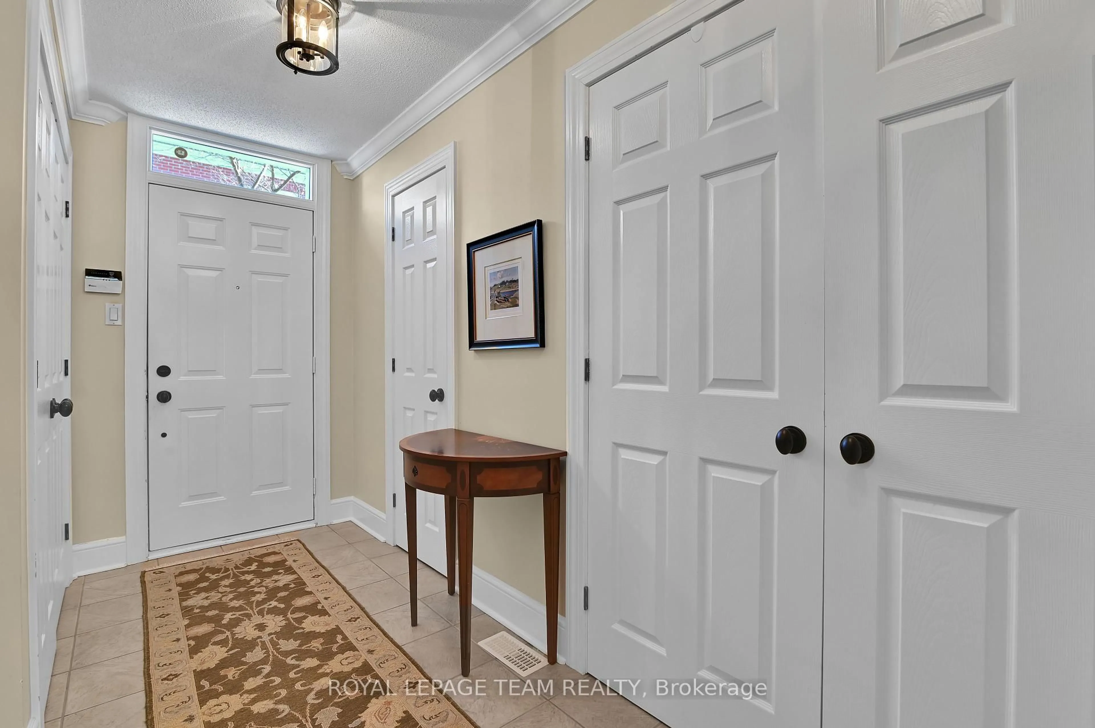 Indoor entryway for 67 Jardin, Manor Park - Cardinal Glen and Area Ontario K1K 4W1