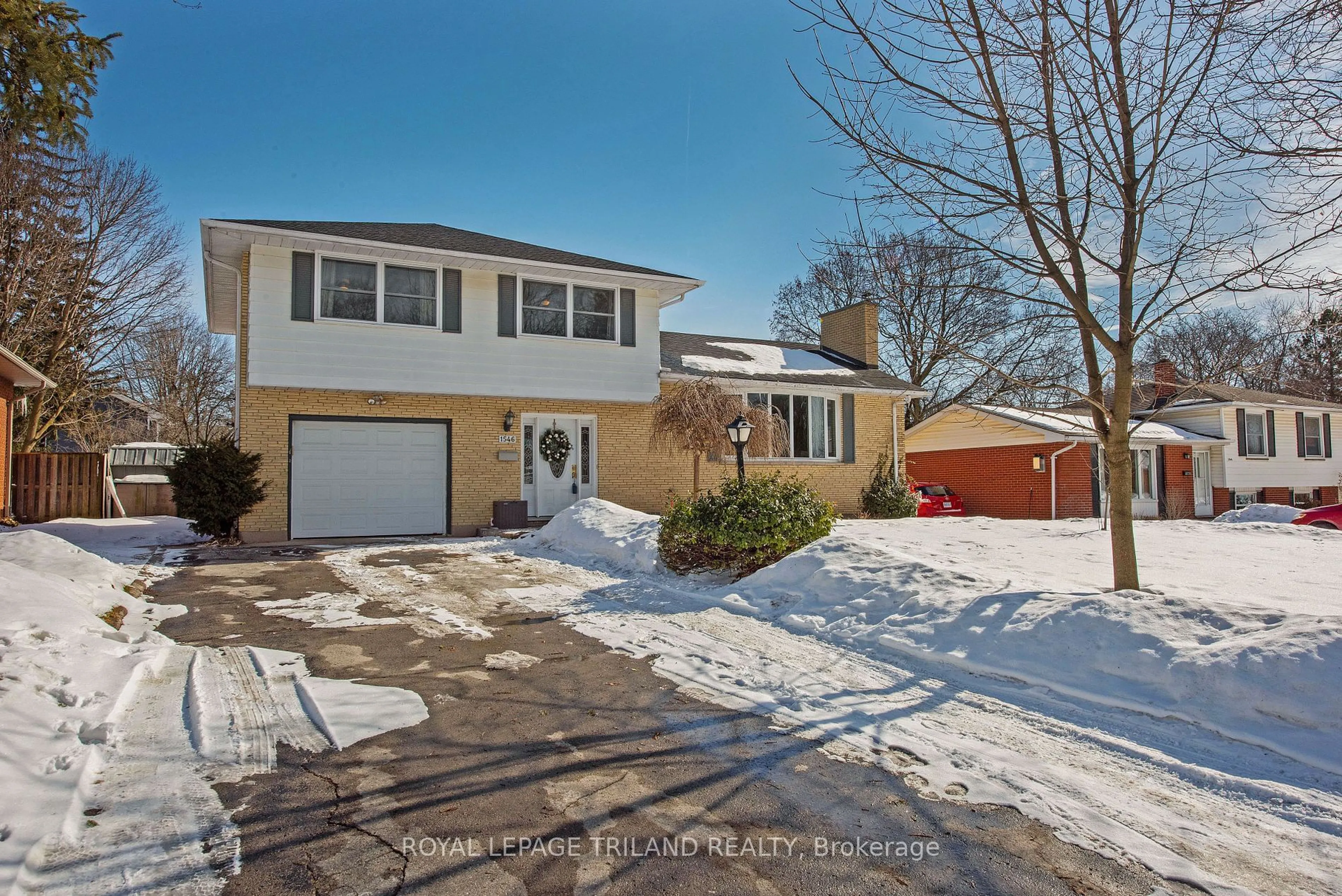 A pic from outside/outdoor area/front of a property/back of a property/a pic from drone, street for 1546 Glengarry Ave, London Ontario N5X 1R5