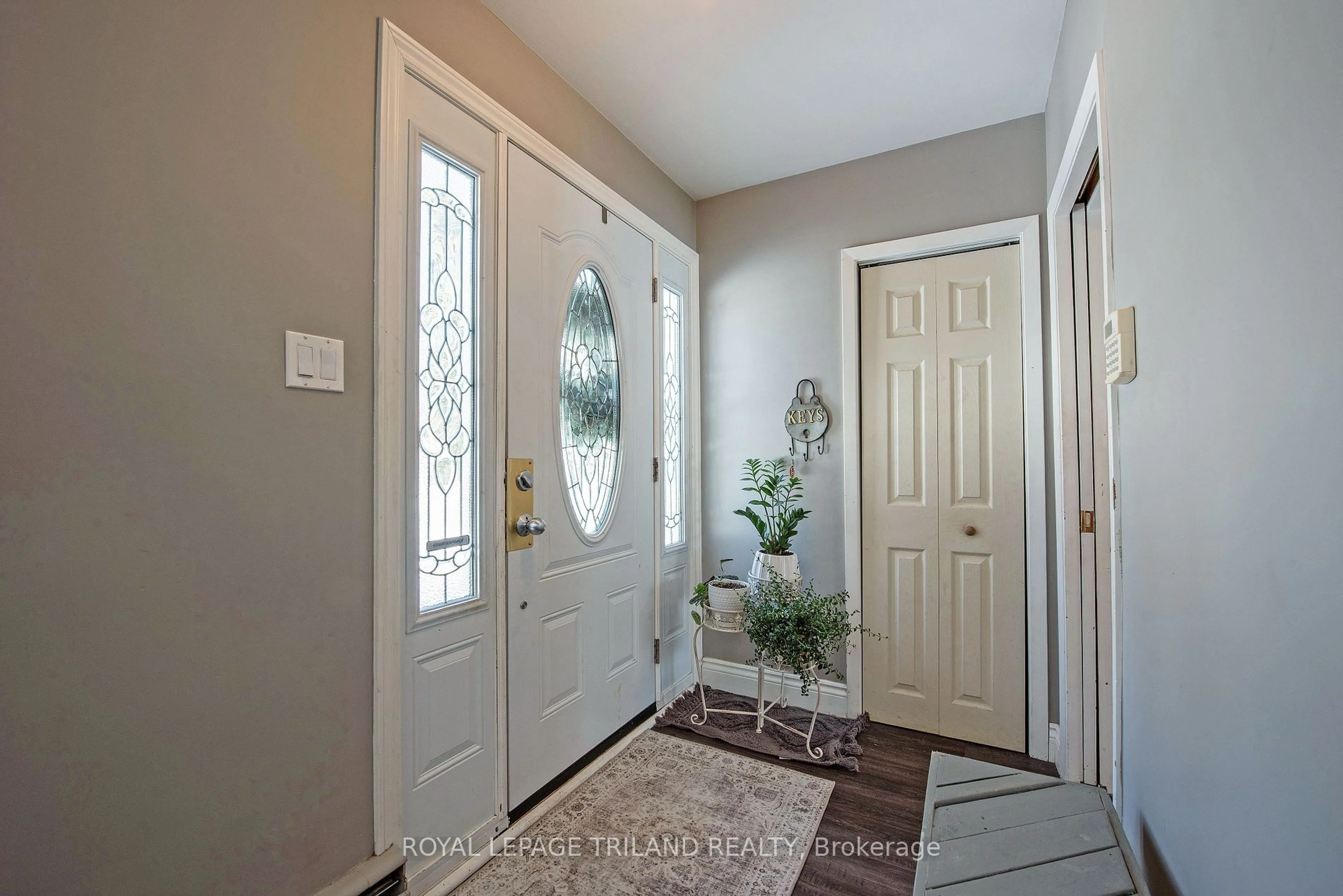 Indoor entryway for 1546 Glengarry Ave, London Ontario N5X 1R5