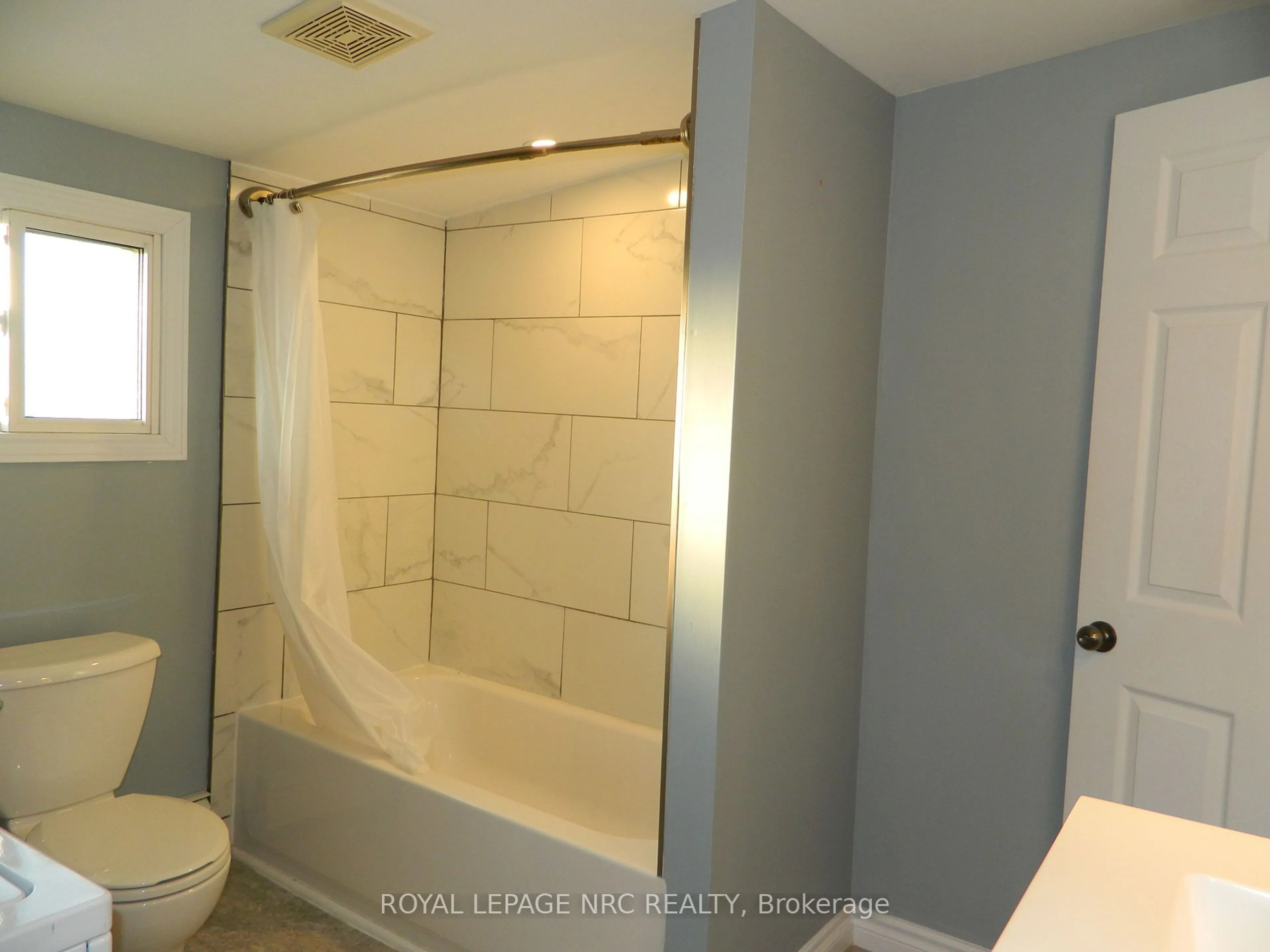 Standard bathroom, ceramic/tile floor for 1493 Thompson Rd, Fort Erie Ontario L2A 5M5