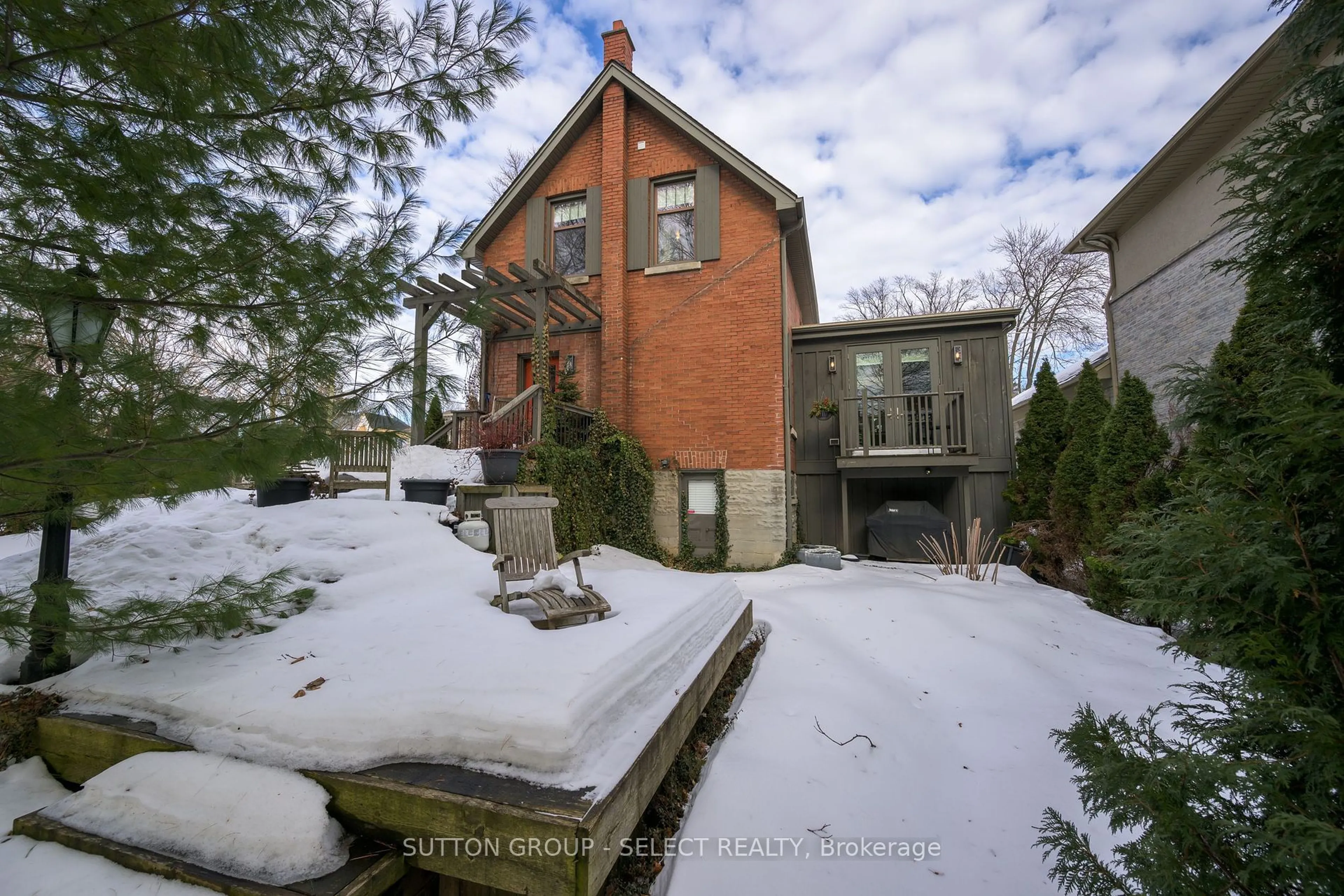 A pic from outside/outdoor area/front of a property/back of a property/a pic from drone, street for 995 Wellington St, London Ontario N6A 3T3