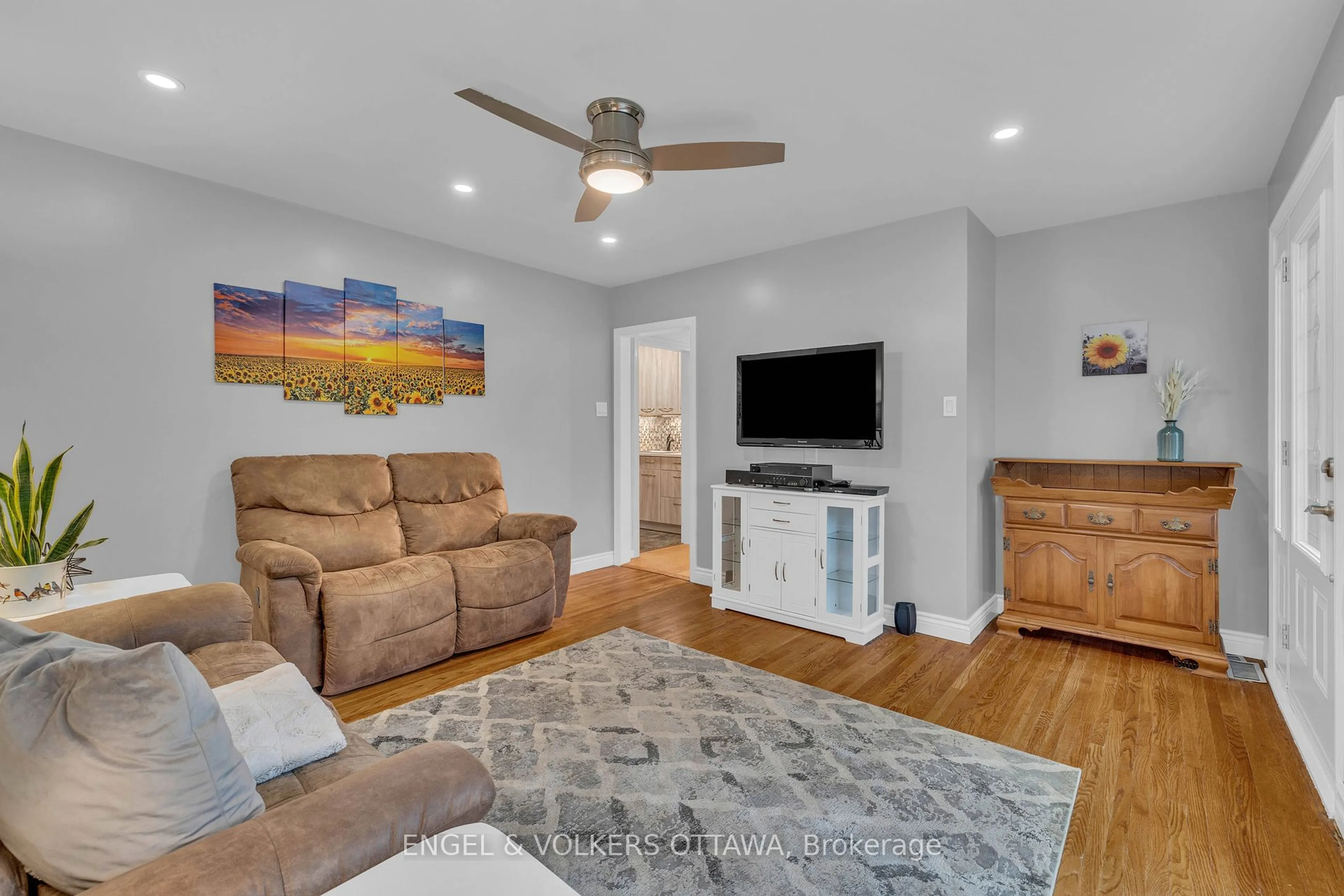 Living room with furniture, unknown for 4690 THUNDER Rd, Carlsbad Springs Ontario K0A 1K0