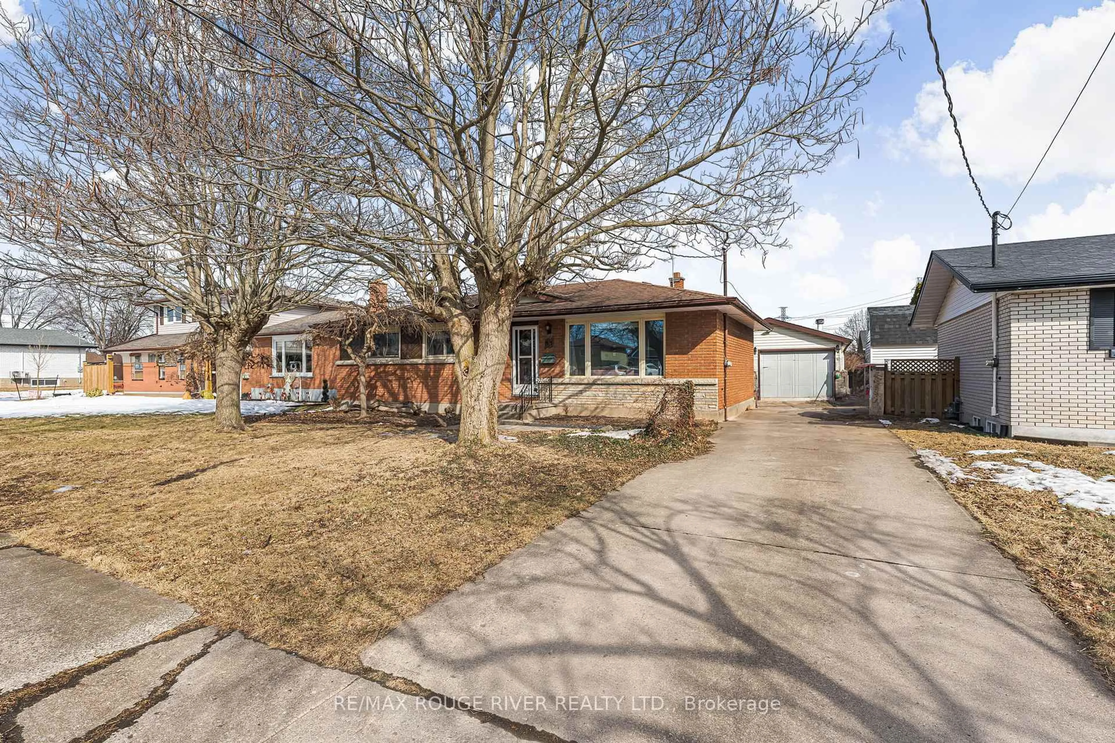 Home with brick exterior material, street for 55 Grange Ave, Welland Ontario L3B 1G8