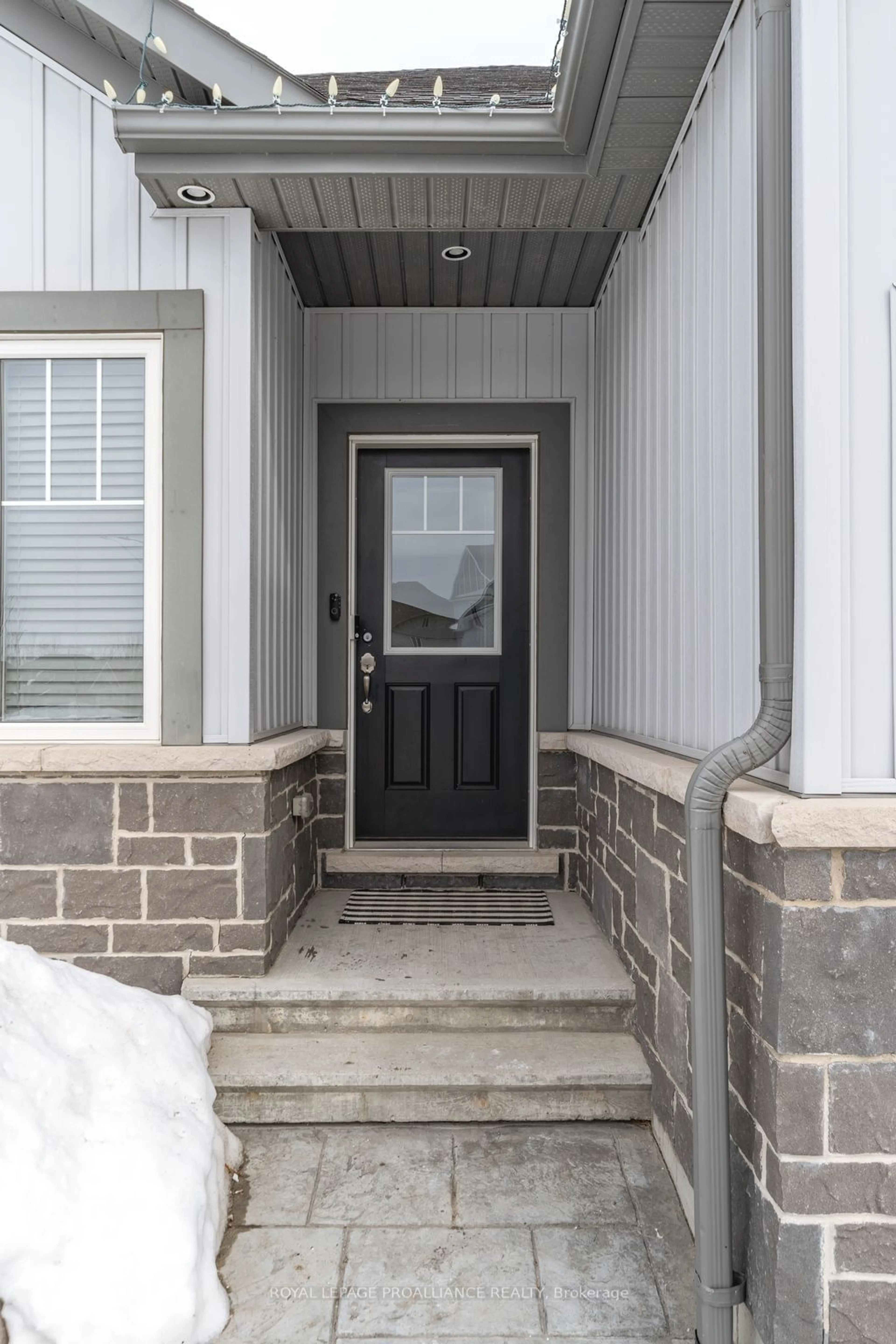 Indoor entryway for 10 Walnut Cres, Belleville Ontario K8N 0E3