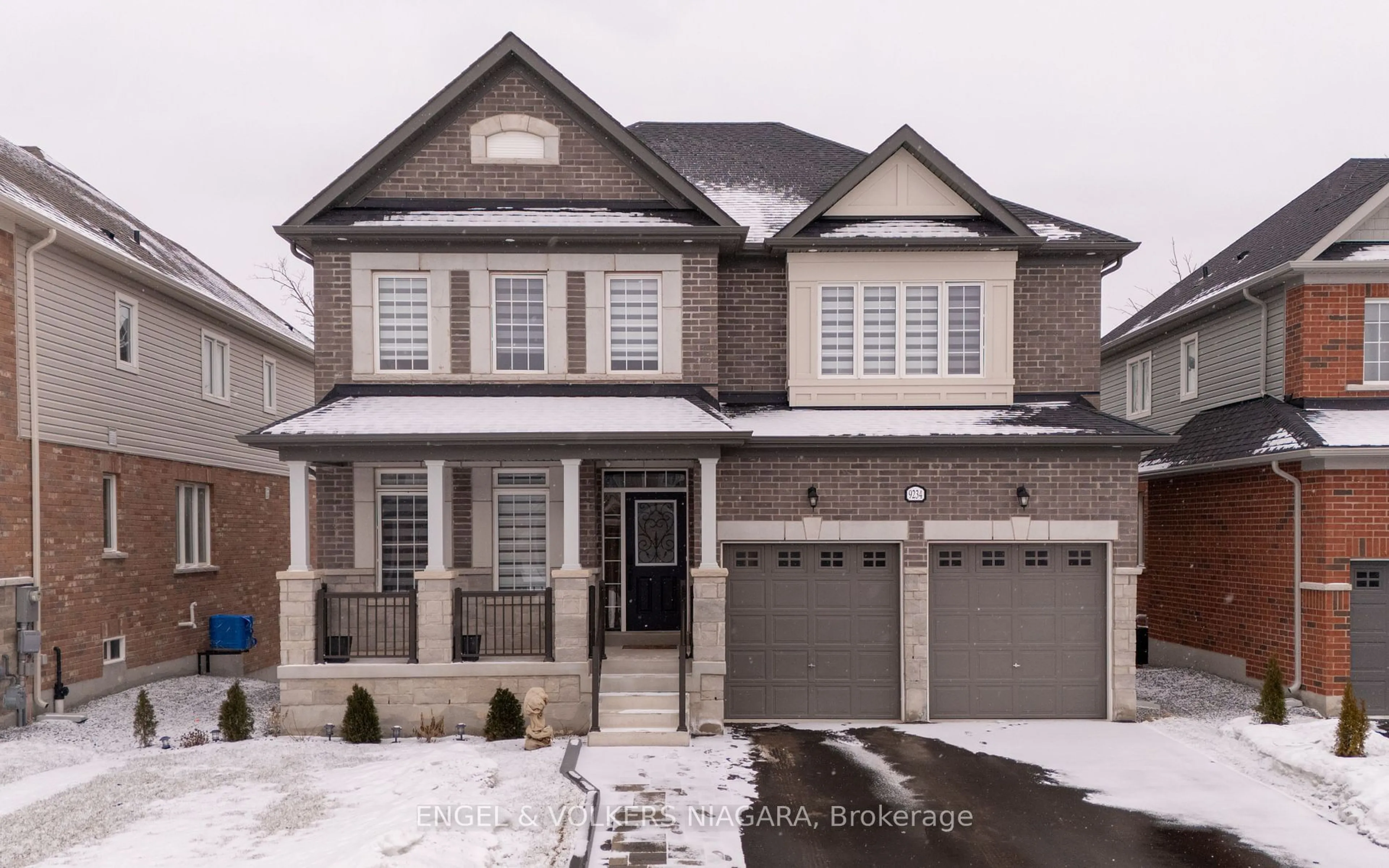 Home with brick exterior material, street for 9234 White Oak Ave, Niagara Falls Ontario L2G 3P6