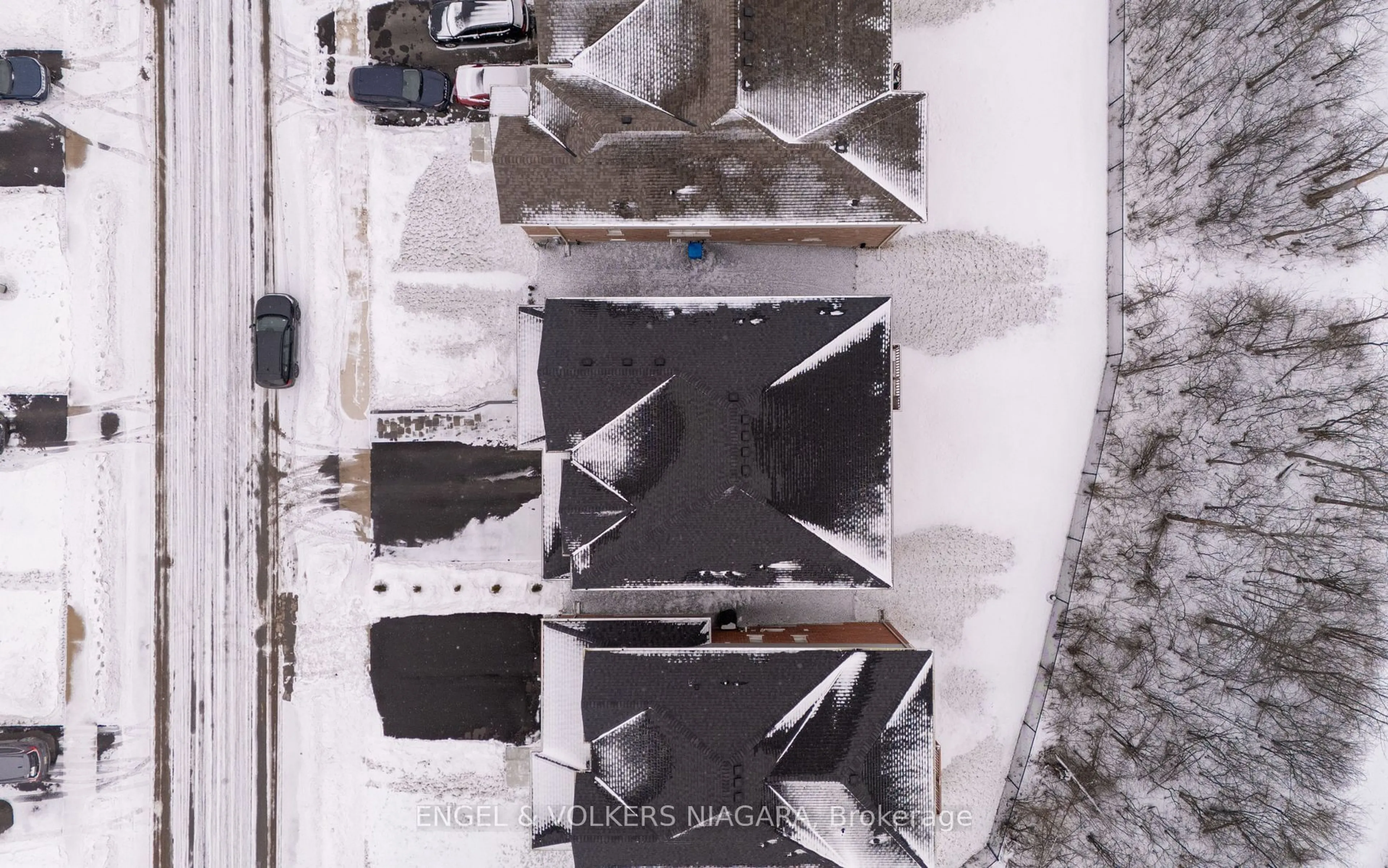 A pic from outside/outdoor area/front of a property/back of a property/a pic from drone, street for 9234 White Oak Ave, Niagara Falls Ontario L2G 3P6