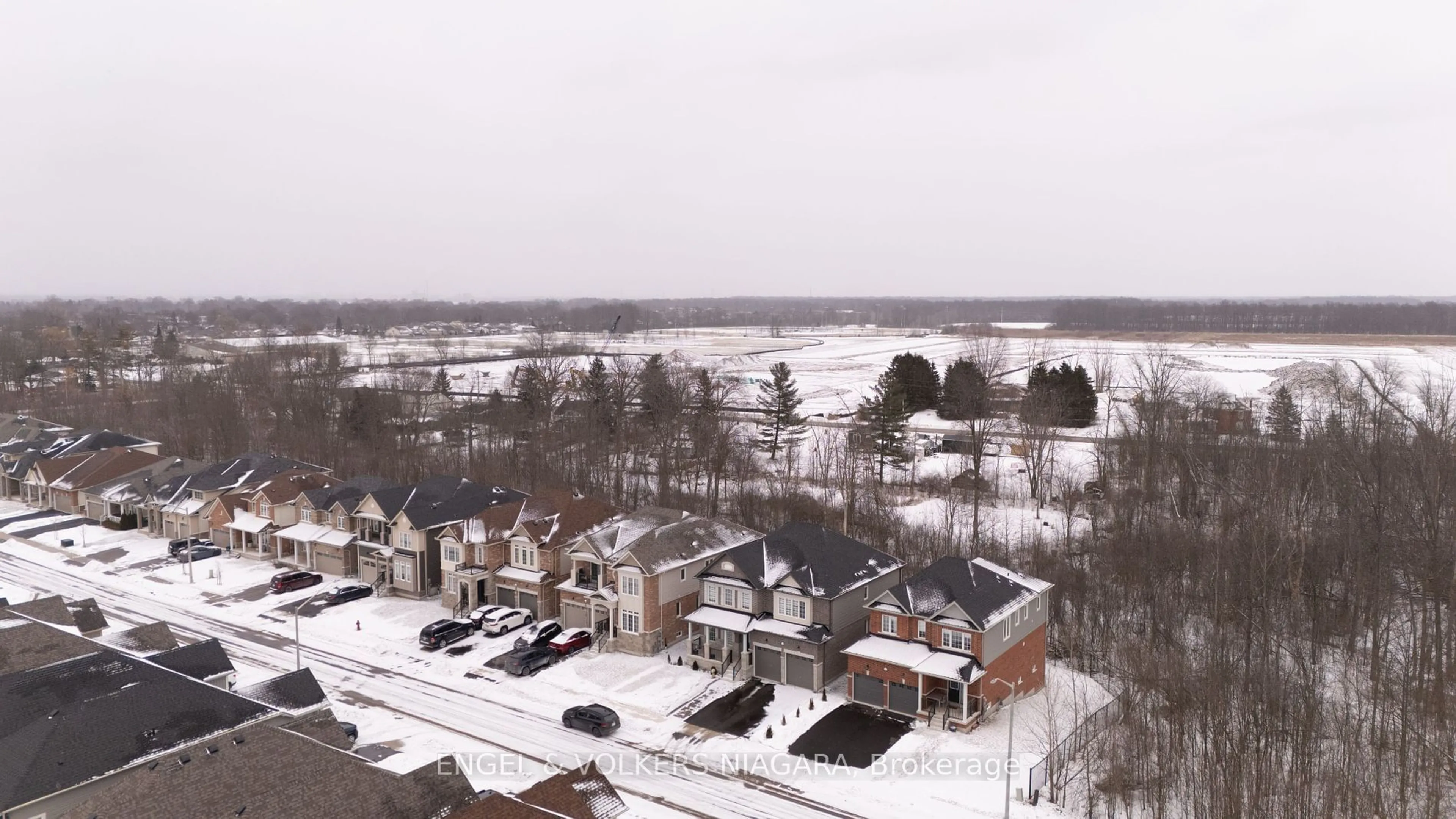 A pic from outside/outdoor area/front of a property/back of a property/a pic from drone, unknown for 9234 White Oak Ave, Niagara Falls Ontario L2G 3P6