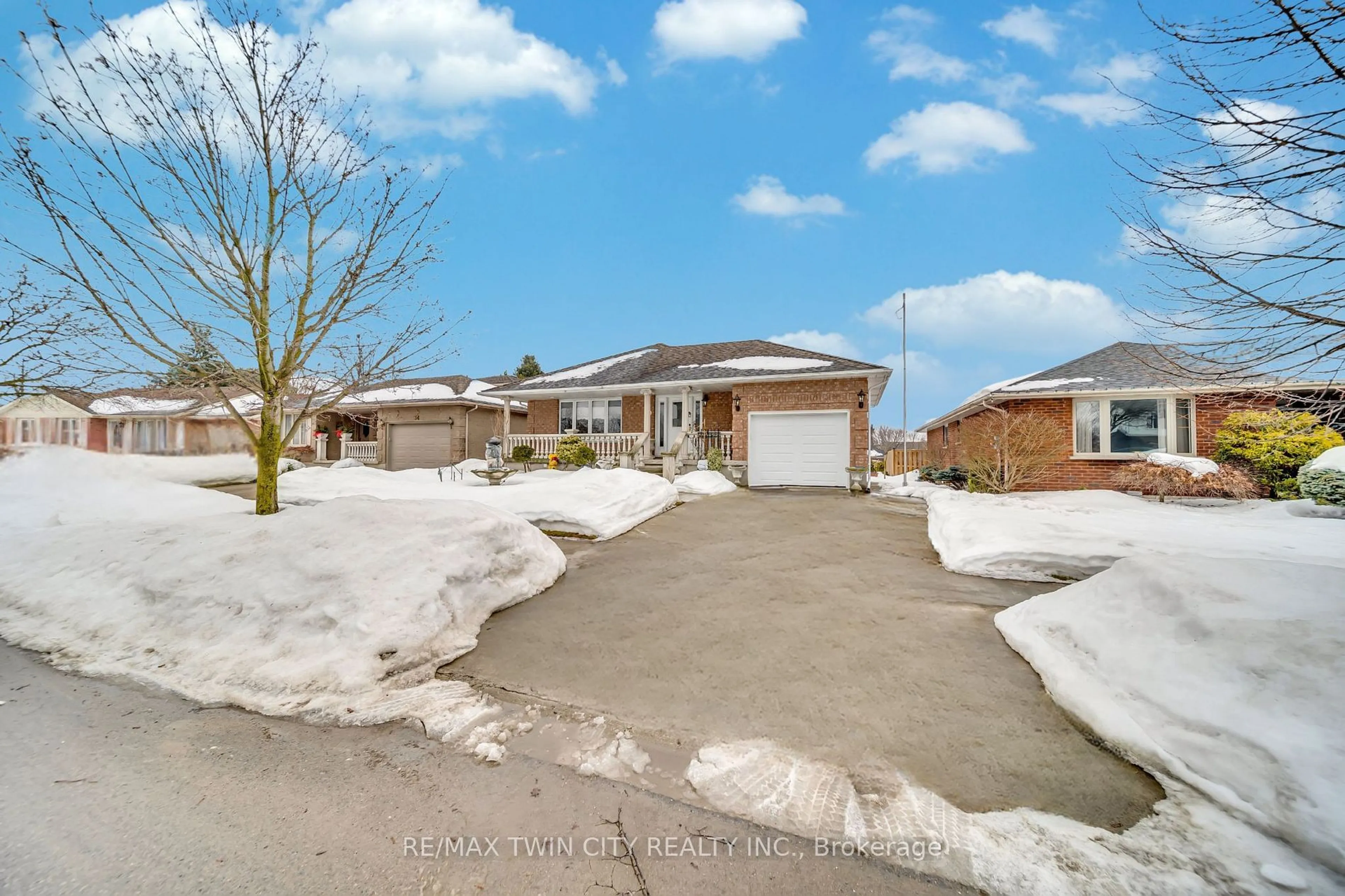 A pic from outside/outdoor area/front of a property/back of a property/a pic from drone, street for 30 Knowles Dr, Woodstock Ontario N4S 8T8