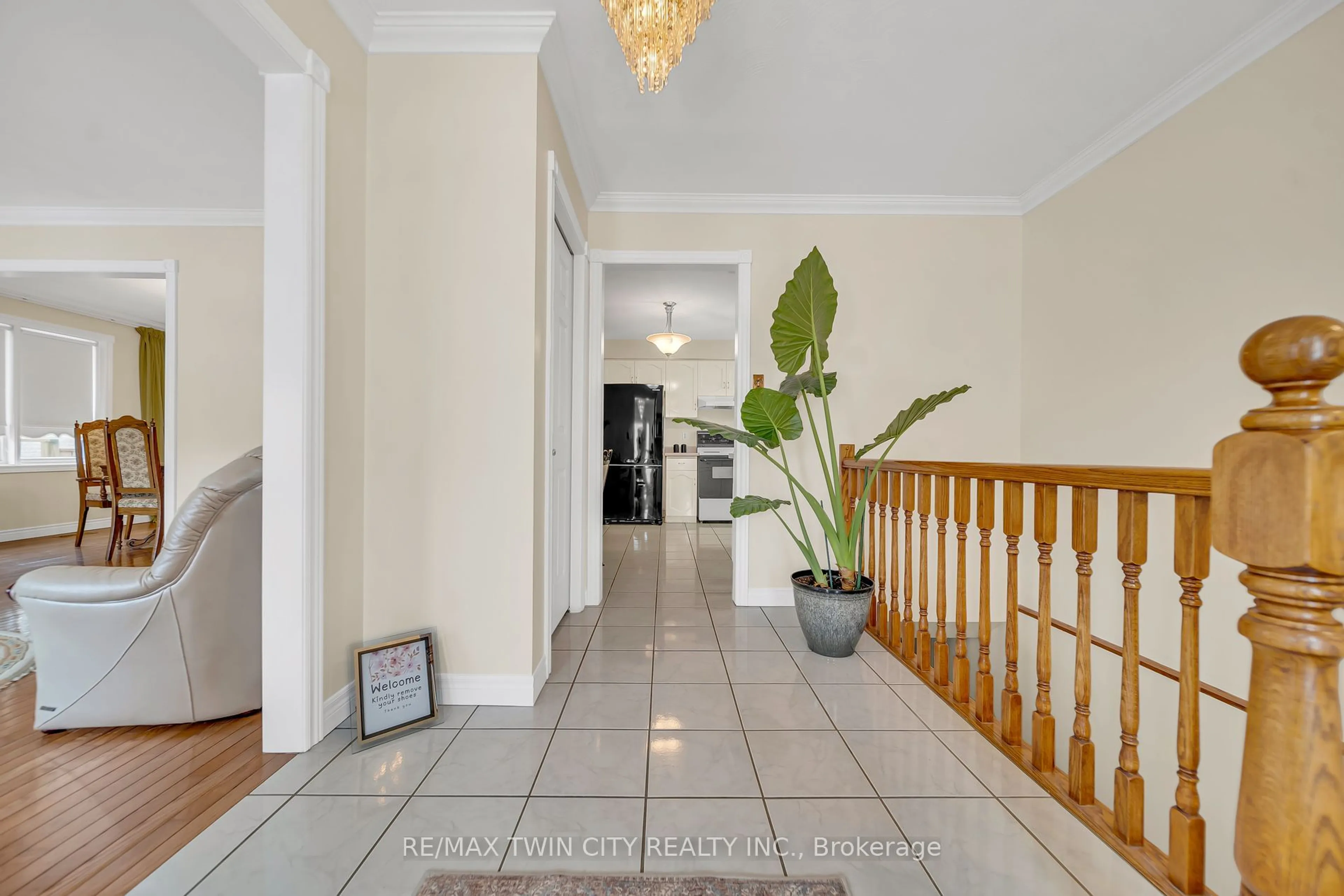 Indoor foyer for 30 Knowles Dr, Woodstock Ontario N4S 8T8