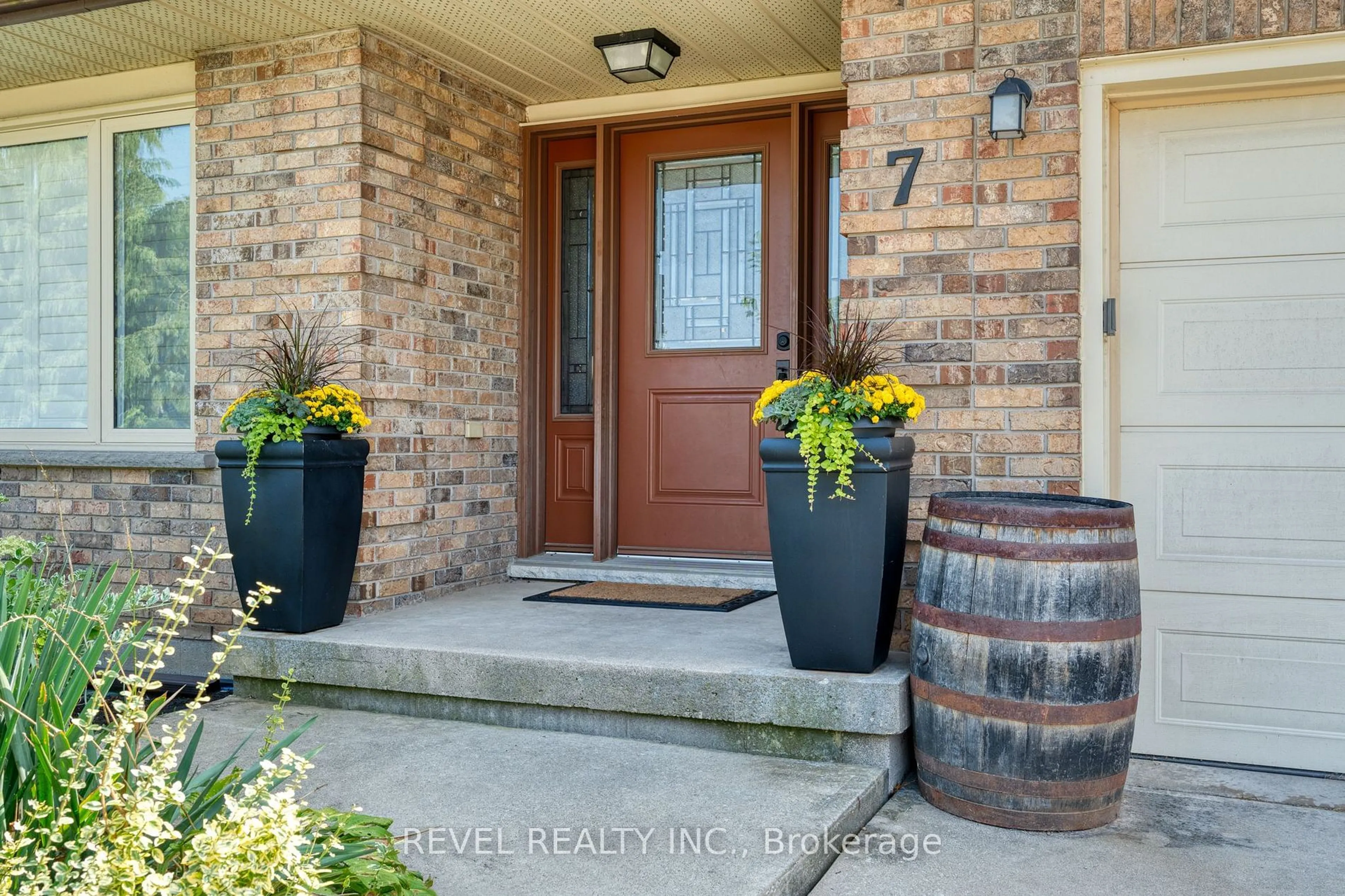 Indoor entryway for 7 Sugarplum Crt, Hamilton Ontario L8J 2E4