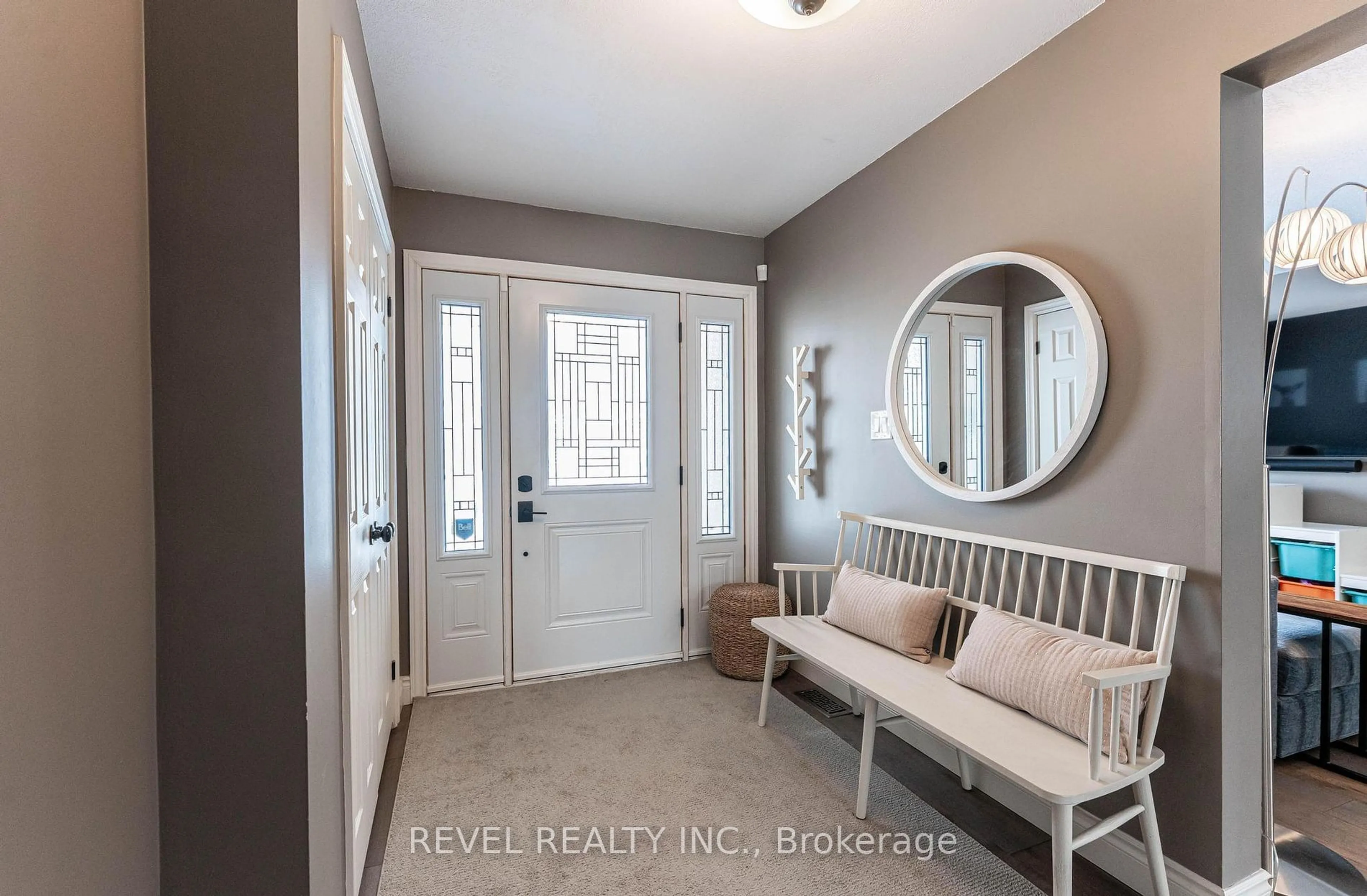 Indoor entryway for 7 Sugarplum Crt, Hamilton Ontario L8J 2E4