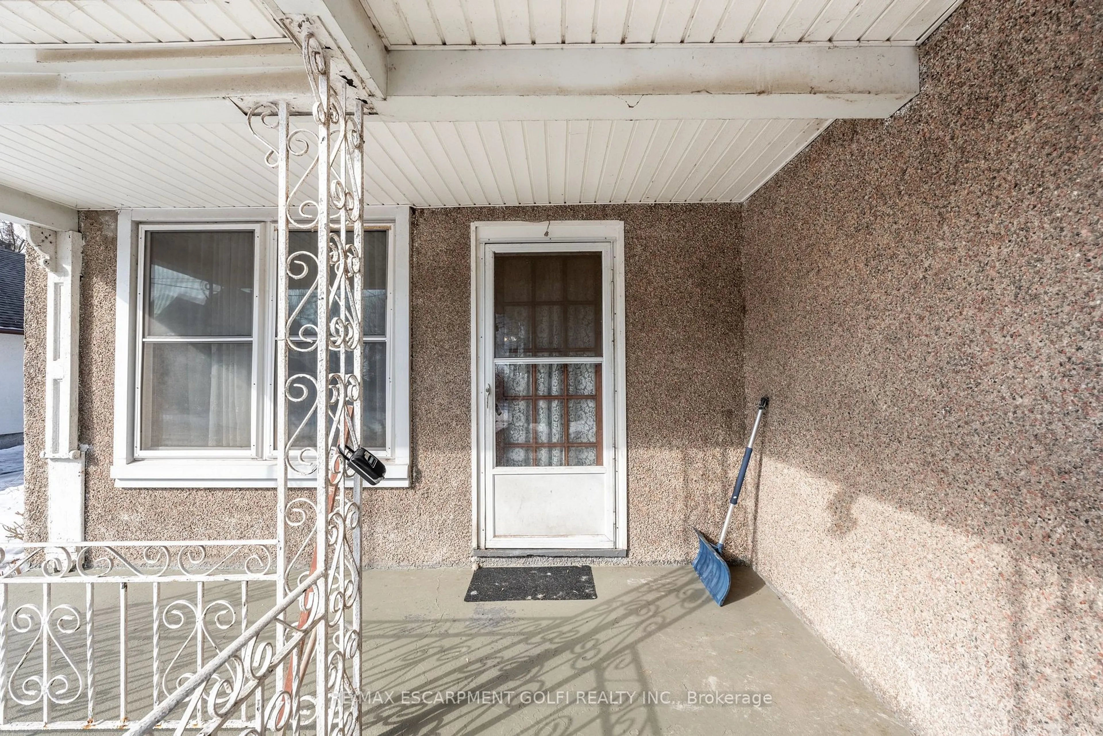 Indoor entryway for 6067 Grey Ave, Niagara Falls Ontario L2G 4B5