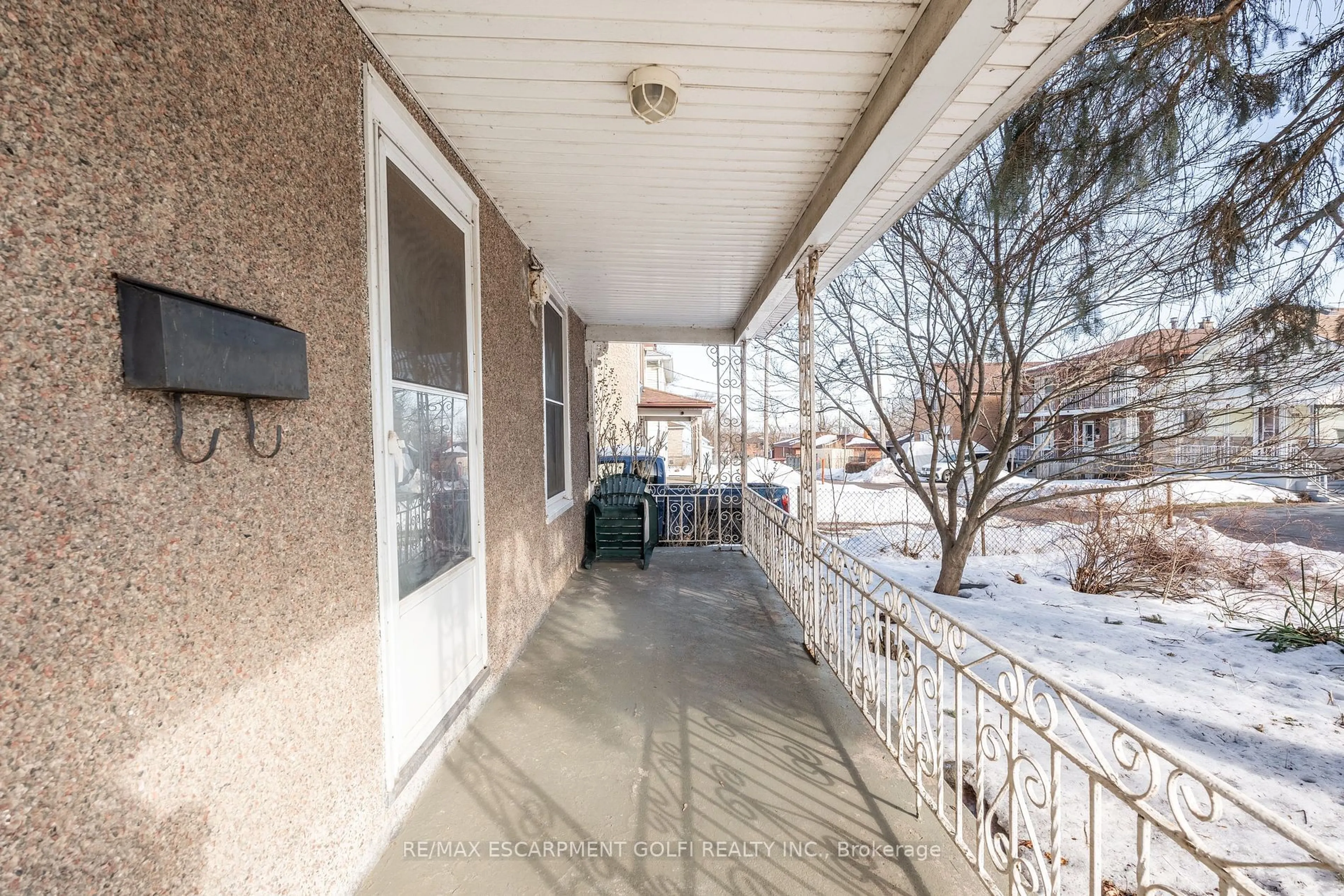 Patio, street for 6067 Grey Ave, Niagara Falls Ontario L2G 4B5