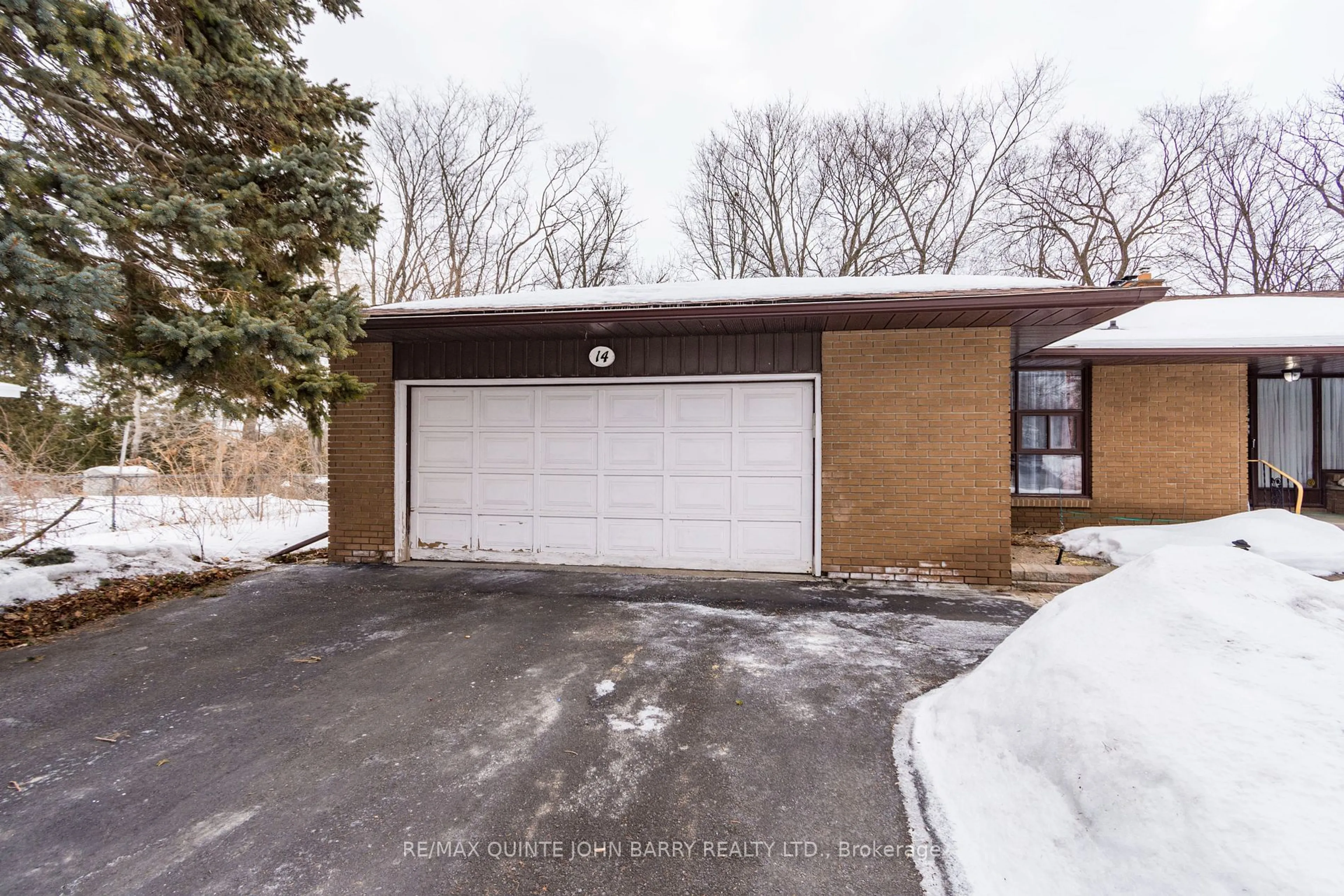 Indoor garage for 14 Parkview Hts, Quinte West Ontario K8V 5L7