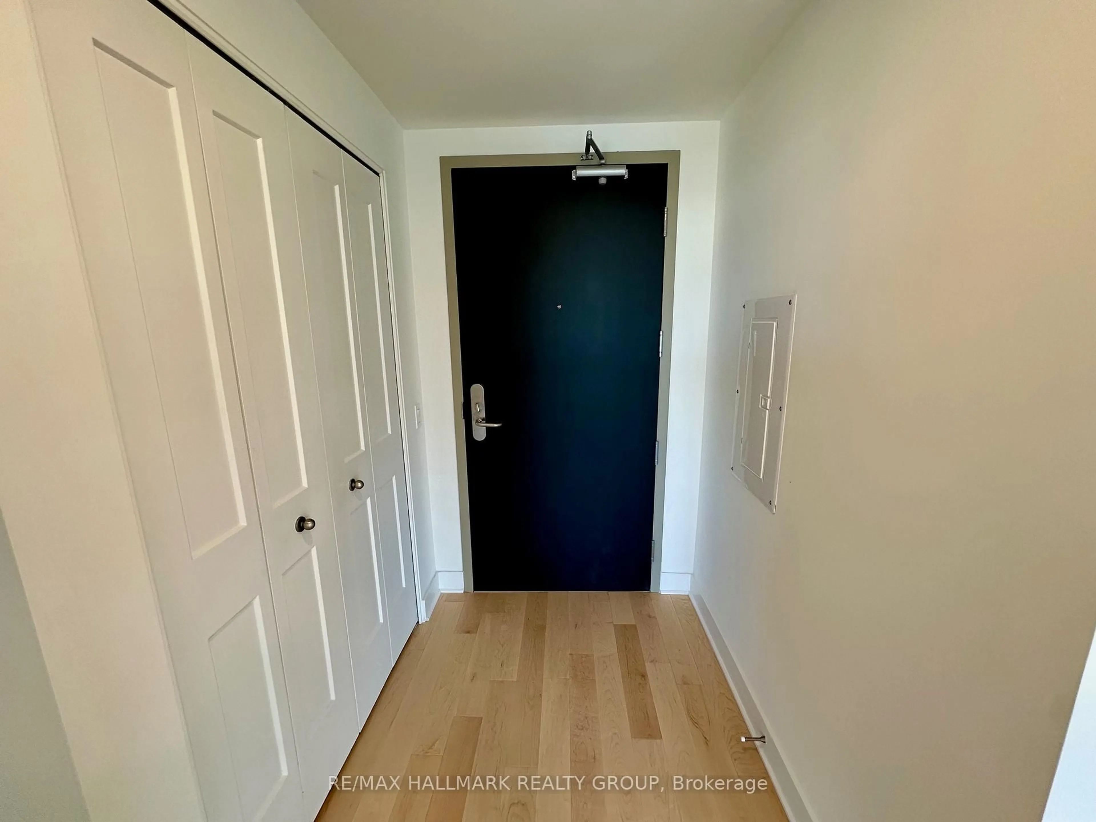 Indoor entryway for 180 George St #2001, Ottawa Ontario K1N 0G8