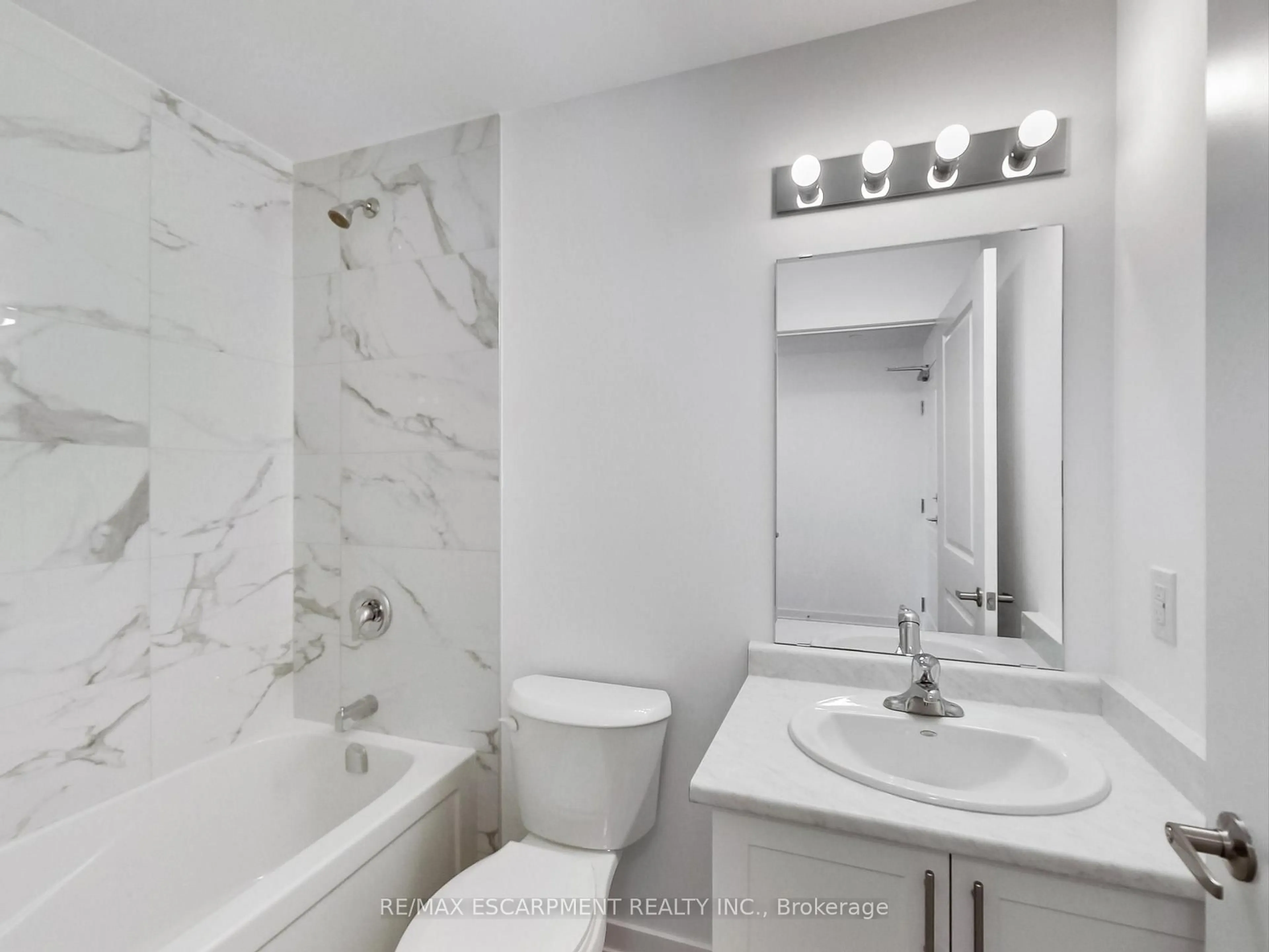 Standard bathroom, ceramic/tile floor for 470 Dundas St #811, Hamilton Ontario L8B 2A6