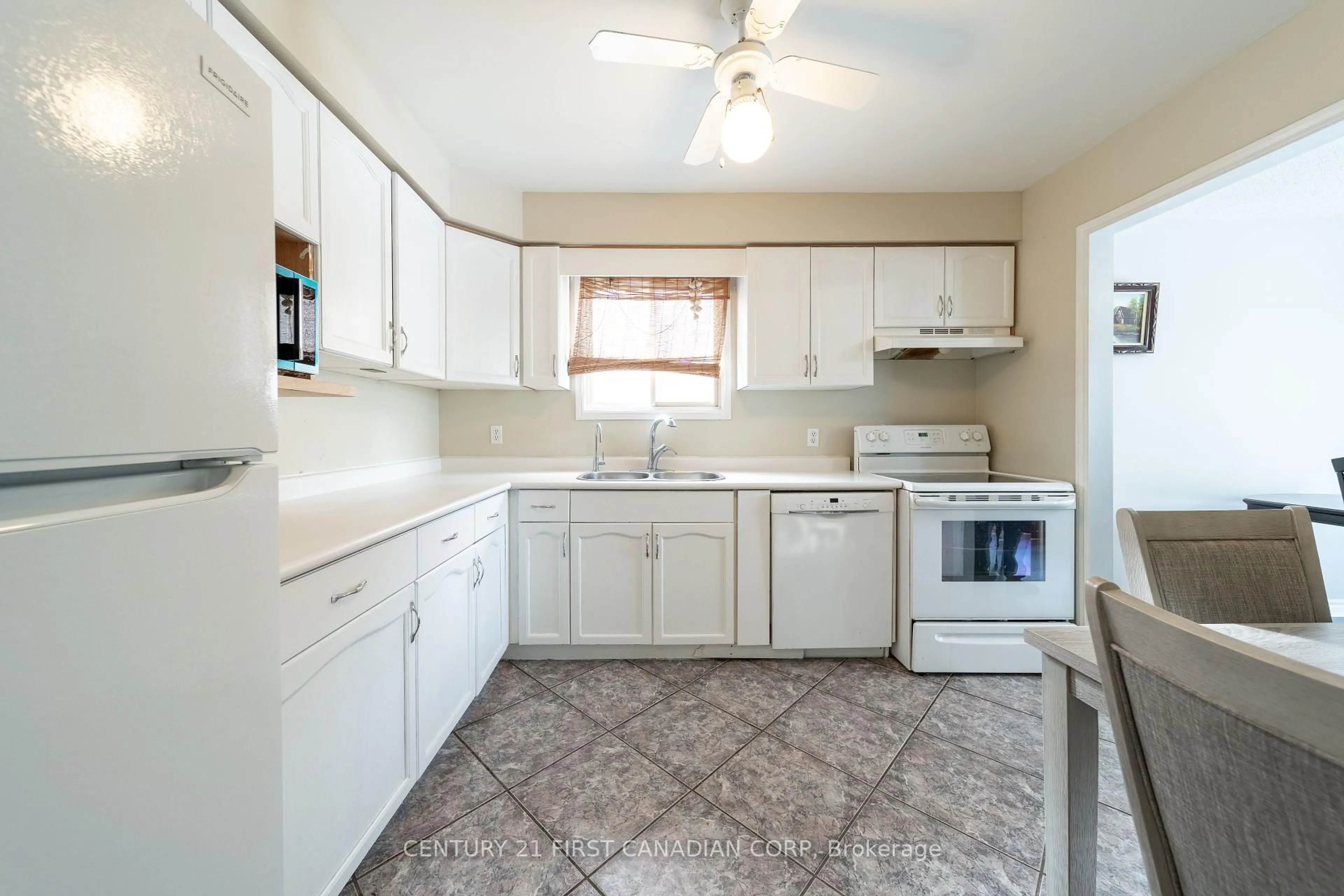 Standard kitchen, unknown for 869 Shelborne St, London Ontario N5Z 5A7