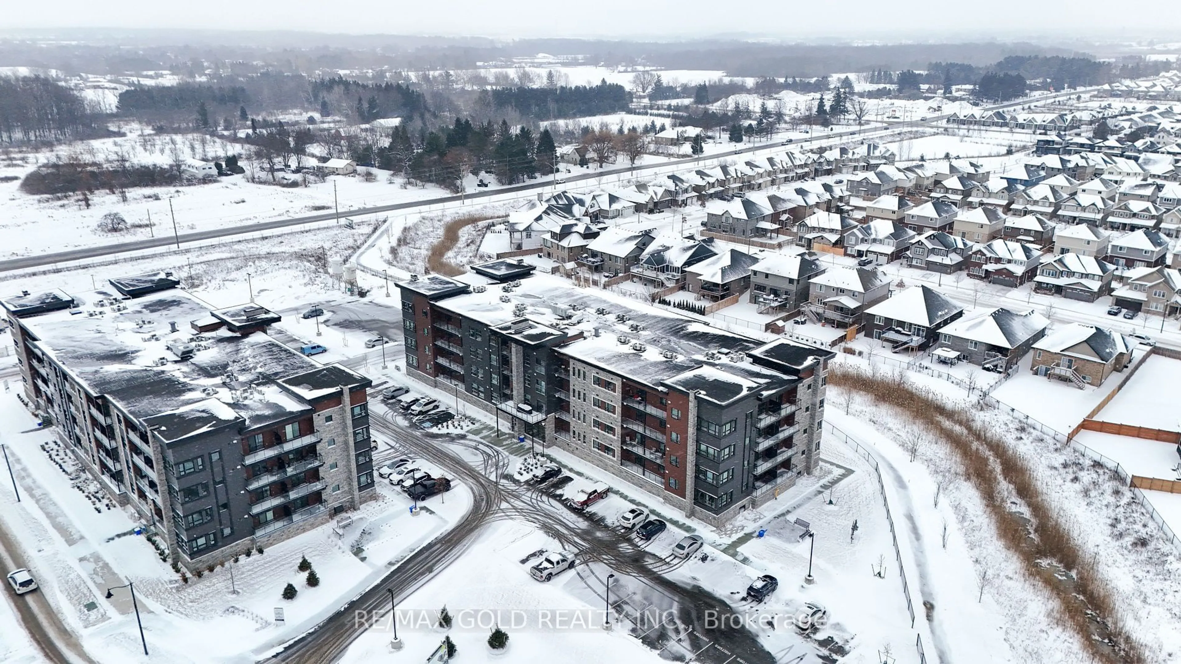 A pic from outside/outdoor area/front of a property/back of a property/a pic from drone, building for 118 SUMMERSIDES Blvd #401, Pelham Ontario L0S 1E1