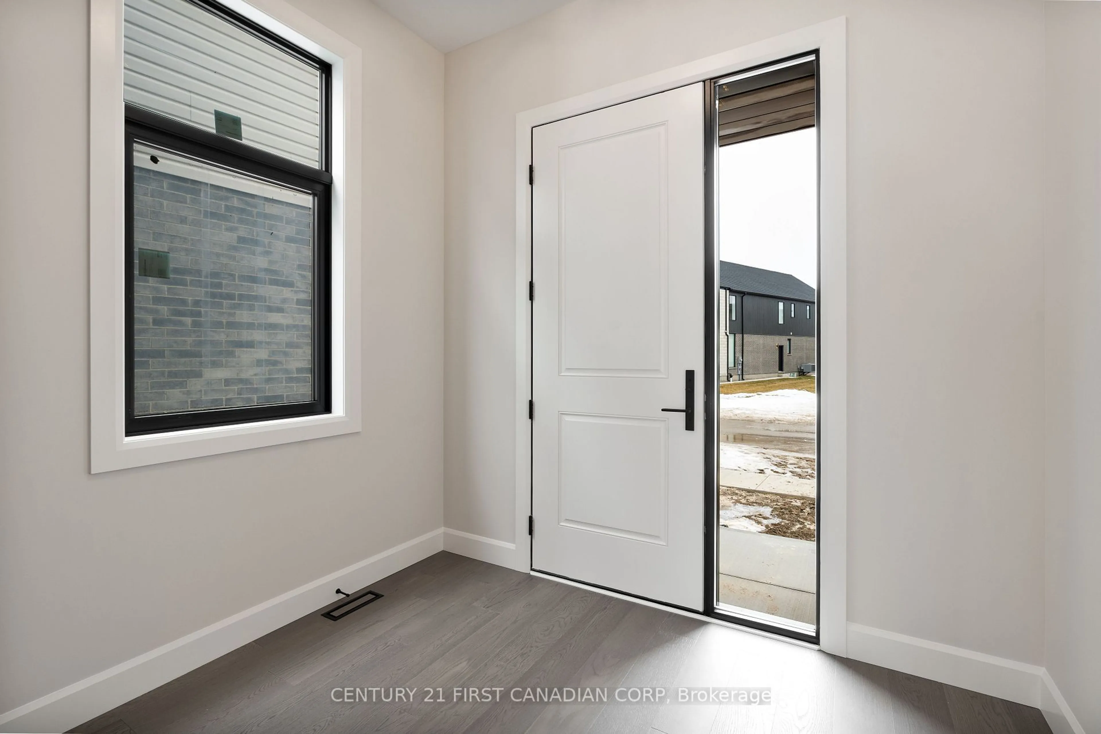 Indoor entryway for 6330 HEATHWOODS Ave, London Ontario N6P 1H5