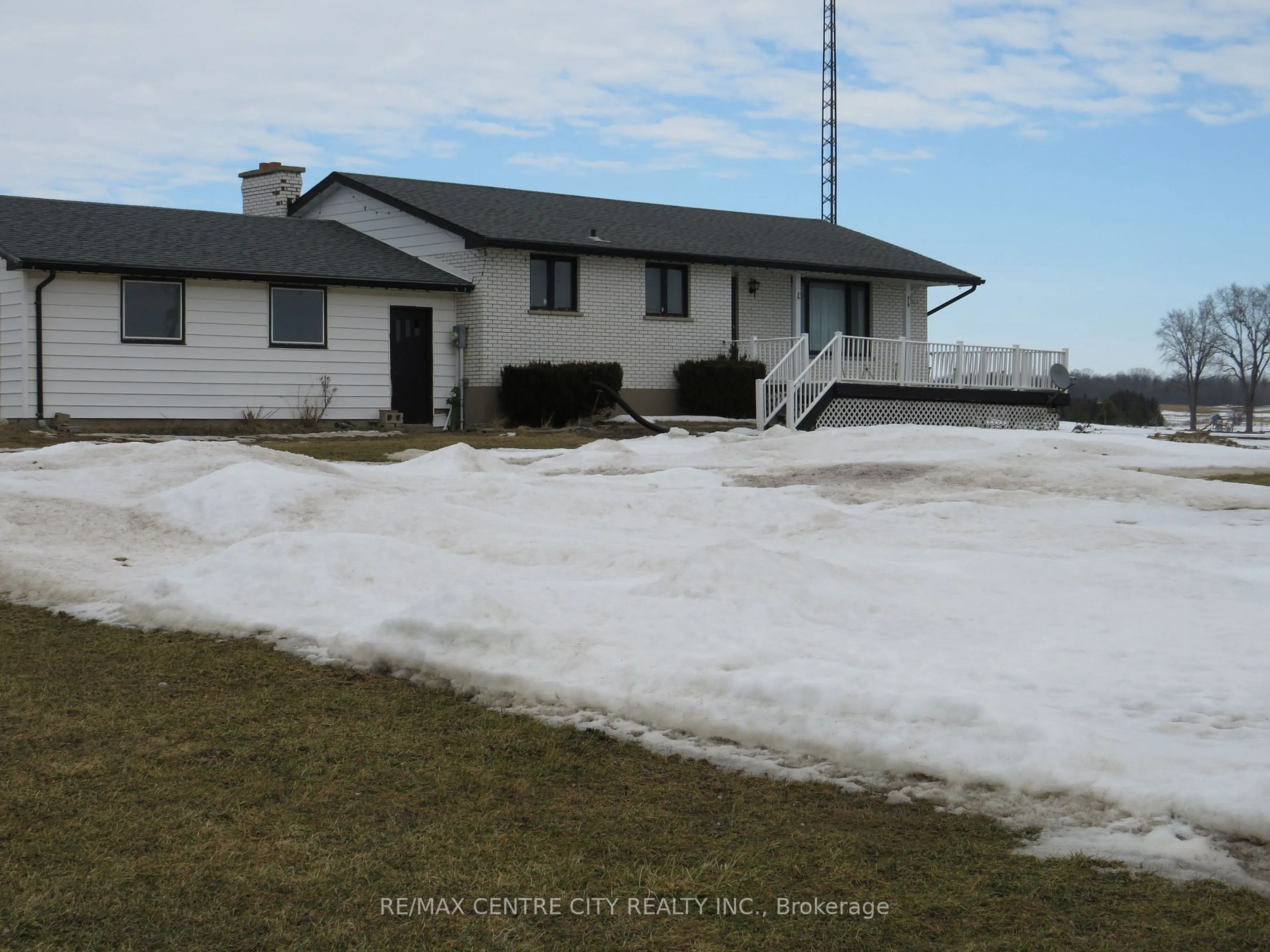 A pic from outside/outdoor area/front of a property/back of a property/a pic from drone, building for 4462 Egremont Dr, Adelaide Metcalfe Ontario N7G 3H6