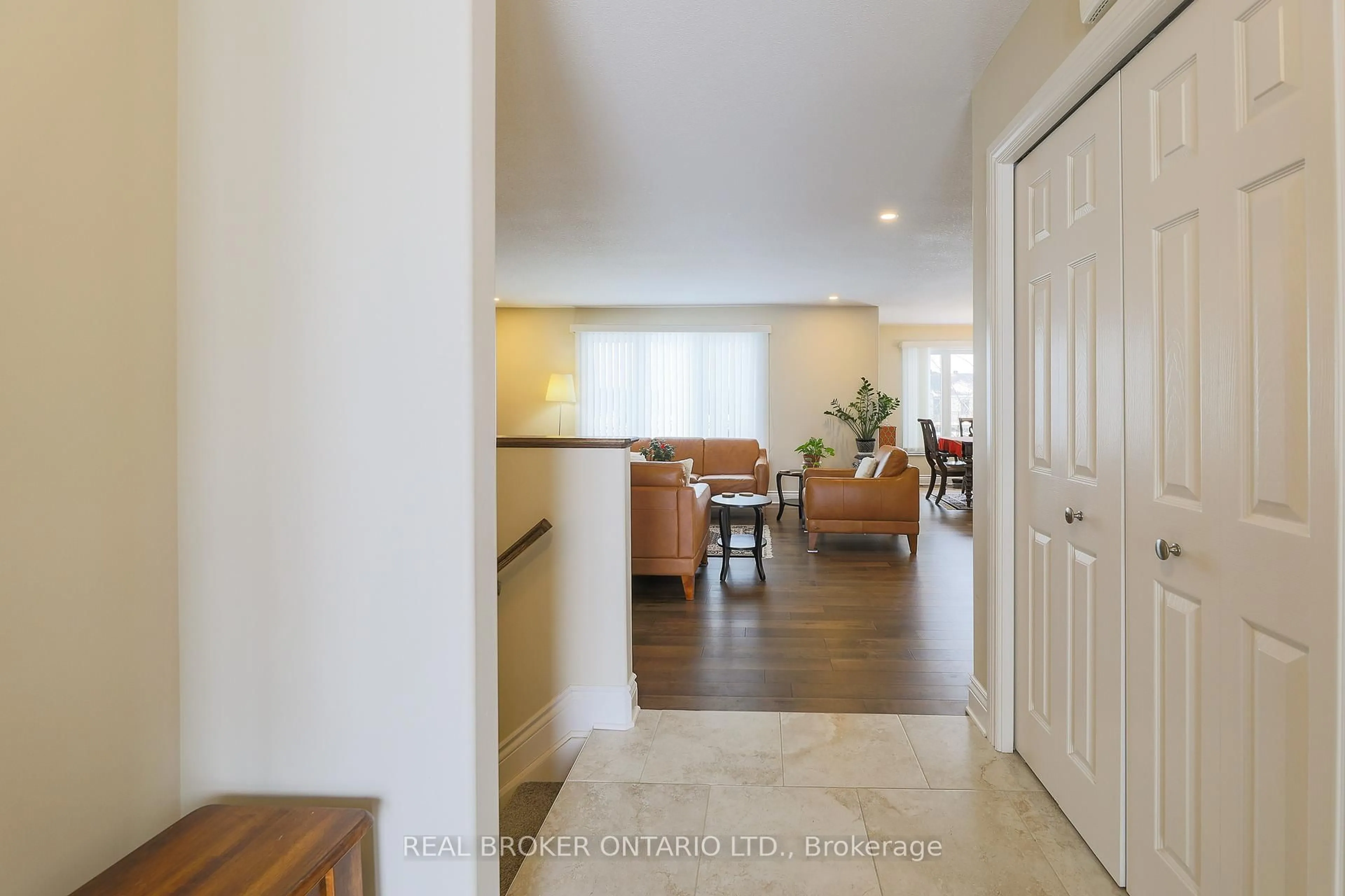 Indoor foyer for 3403 Summerbreeze Dr, Osgoode Ontario K0A 2W0