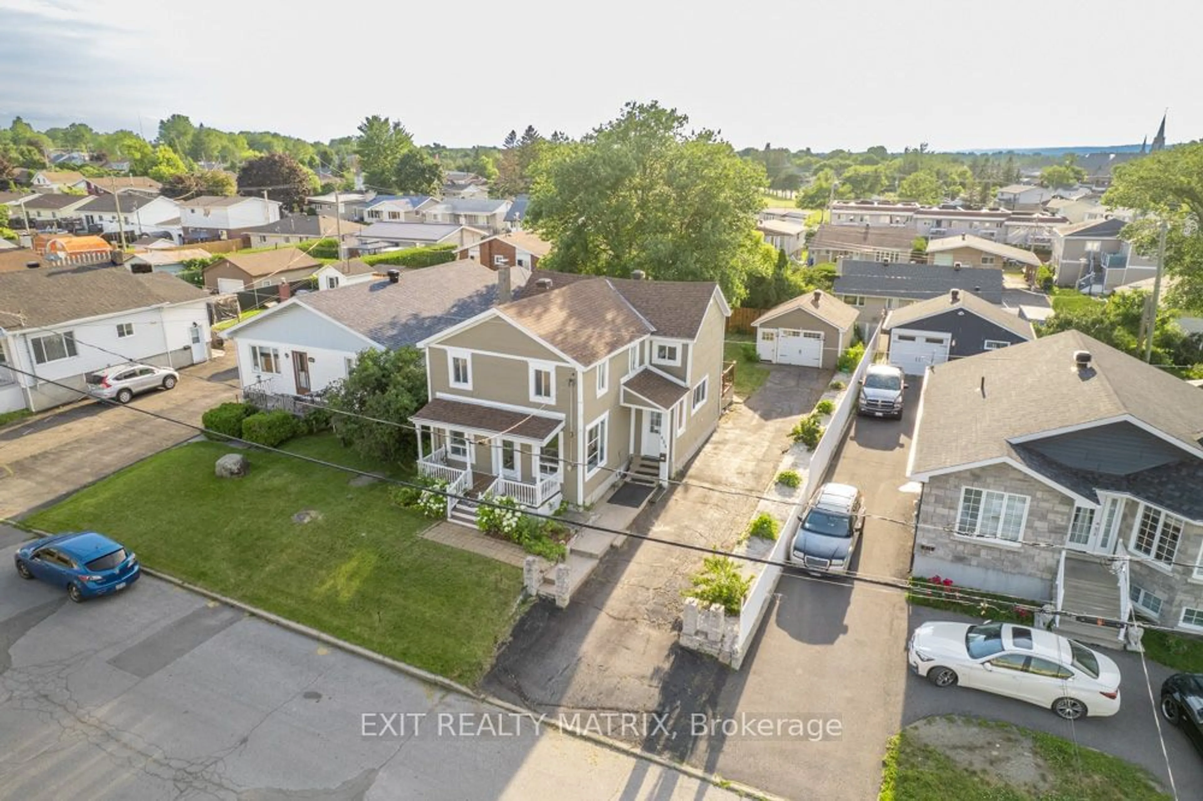 A pic from outside/outdoor area/front of a property/back of a property/a pic from drone, street for 424 CATHERINE St, Hawkesbury Ontario K6A 1Z9