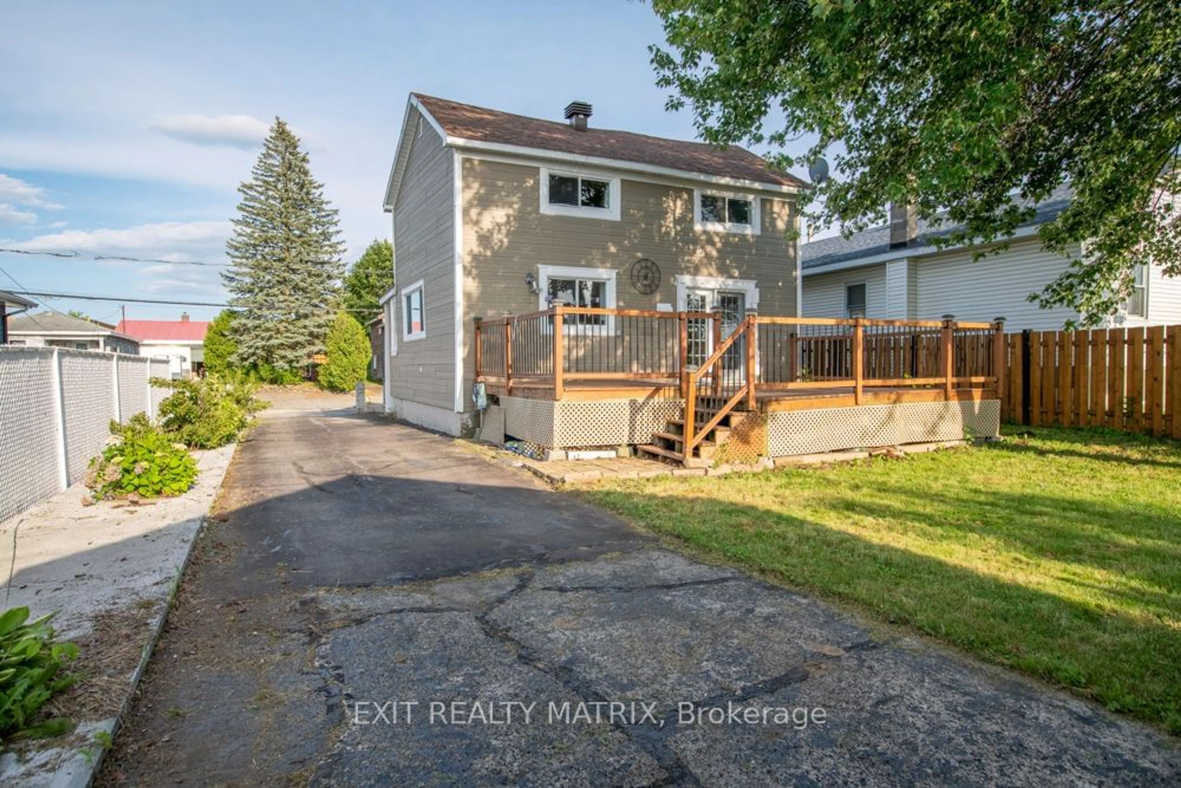 A pic from outside/outdoor area/front of a property/back of a property/a pic from drone, street for 424 CATHERINE St, Hawkesbury Ontario K6A 1Z9