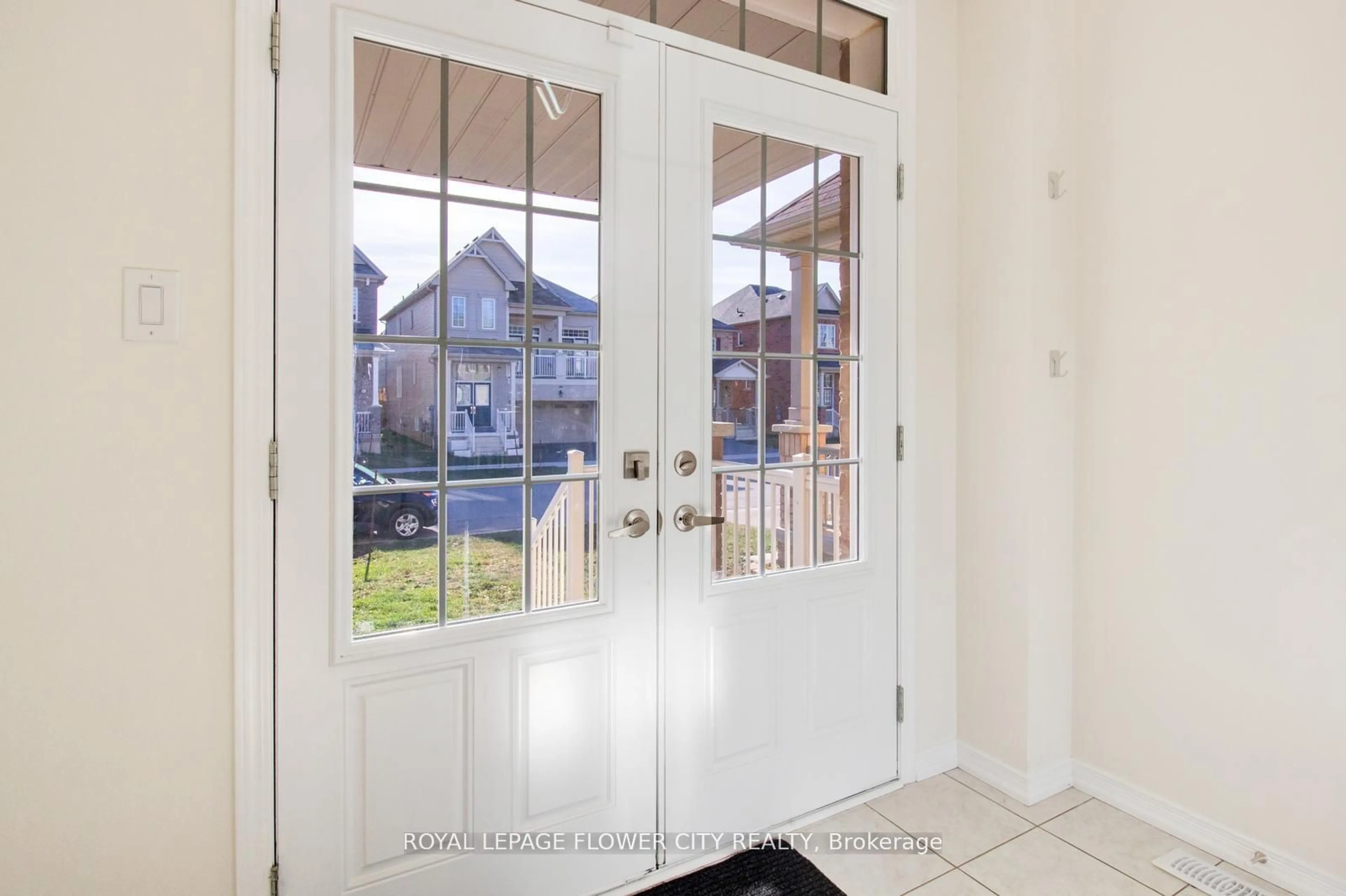 Indoor entryway for 8639 Pawpaw Lane, Niagara Falls Ontario L2H 3S5