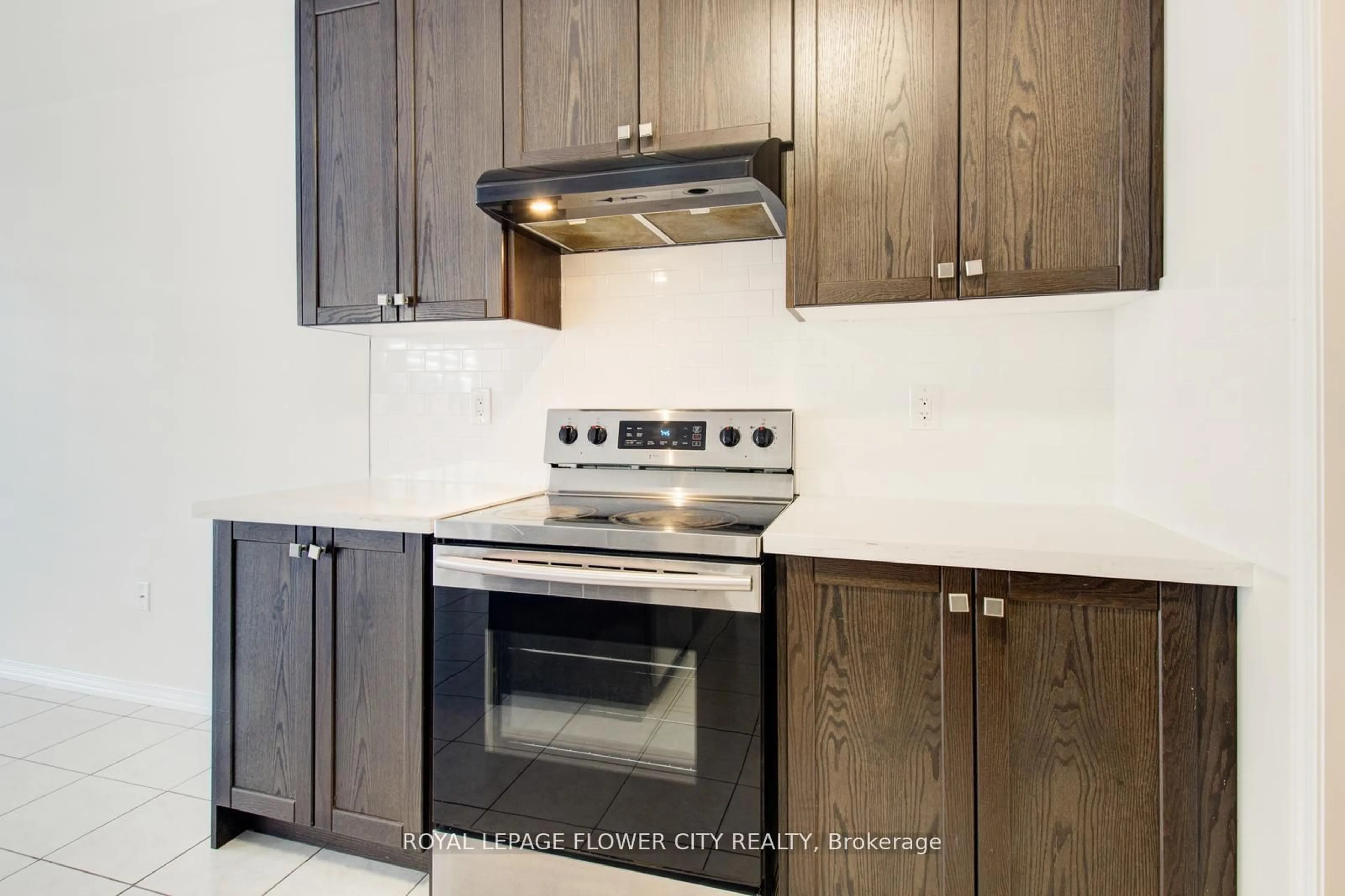 Standard kitchen, ceramic/tile floor for 8639 Pawpaw Lane, Niagara Falls Ontario L2H 3S5