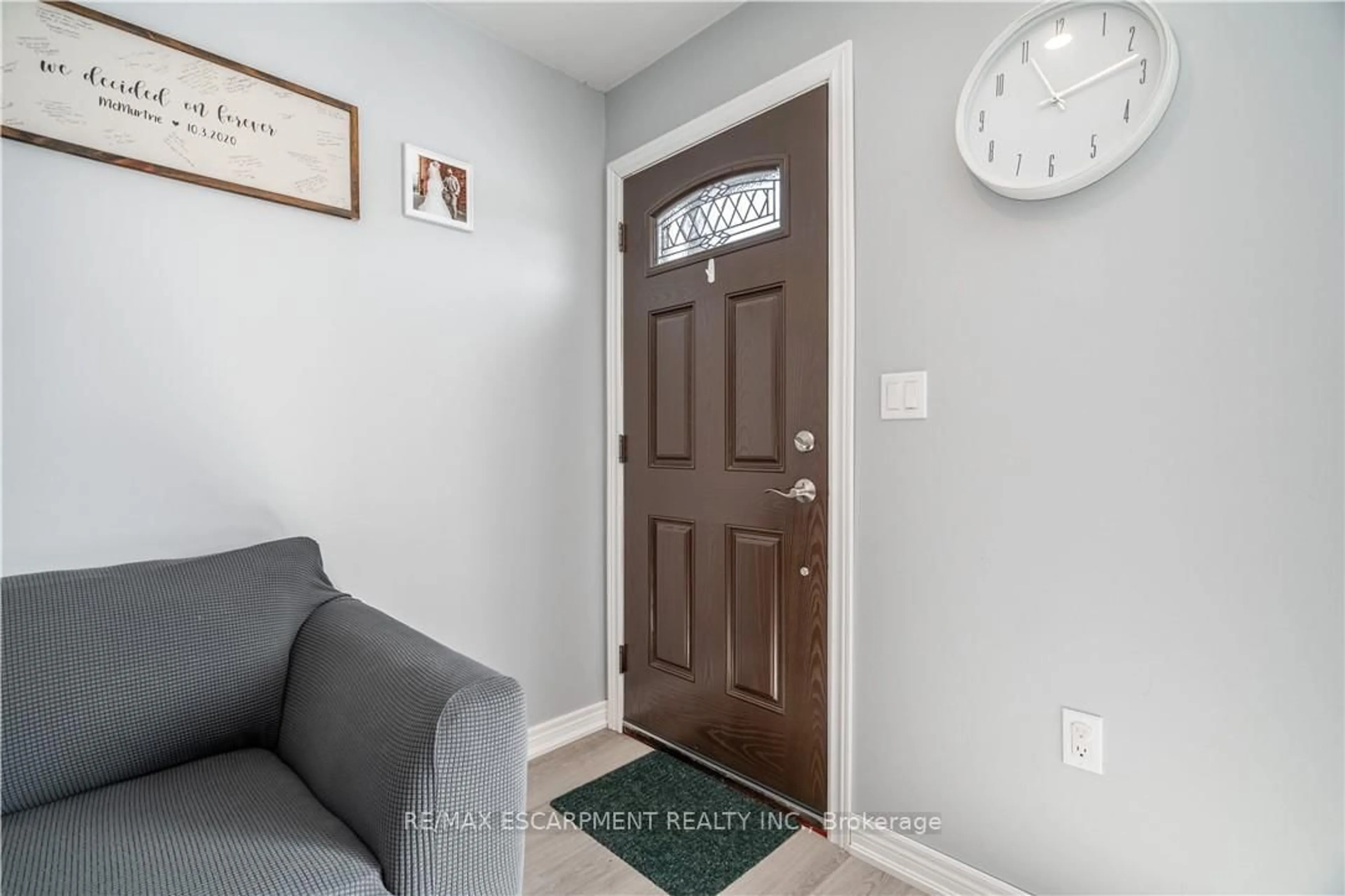 Indoor entryway for 1118 Line Ave, Pelham Ontario L3C 3C3