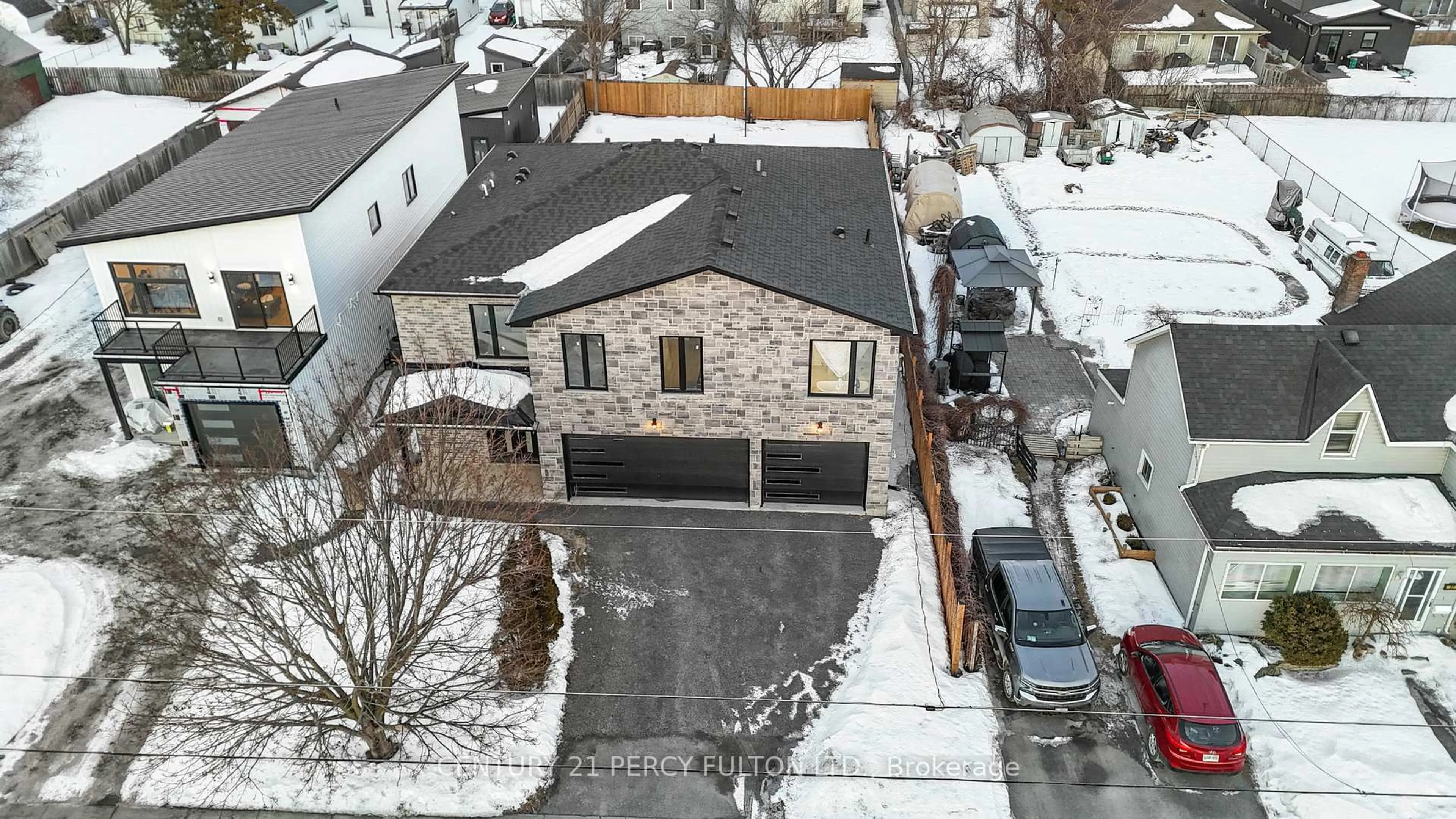 A pic from outside/outdoor area/front of a property/back of a property/a pic from drone, street for 59 South Church St, Belleville Ontario K8N 3B5