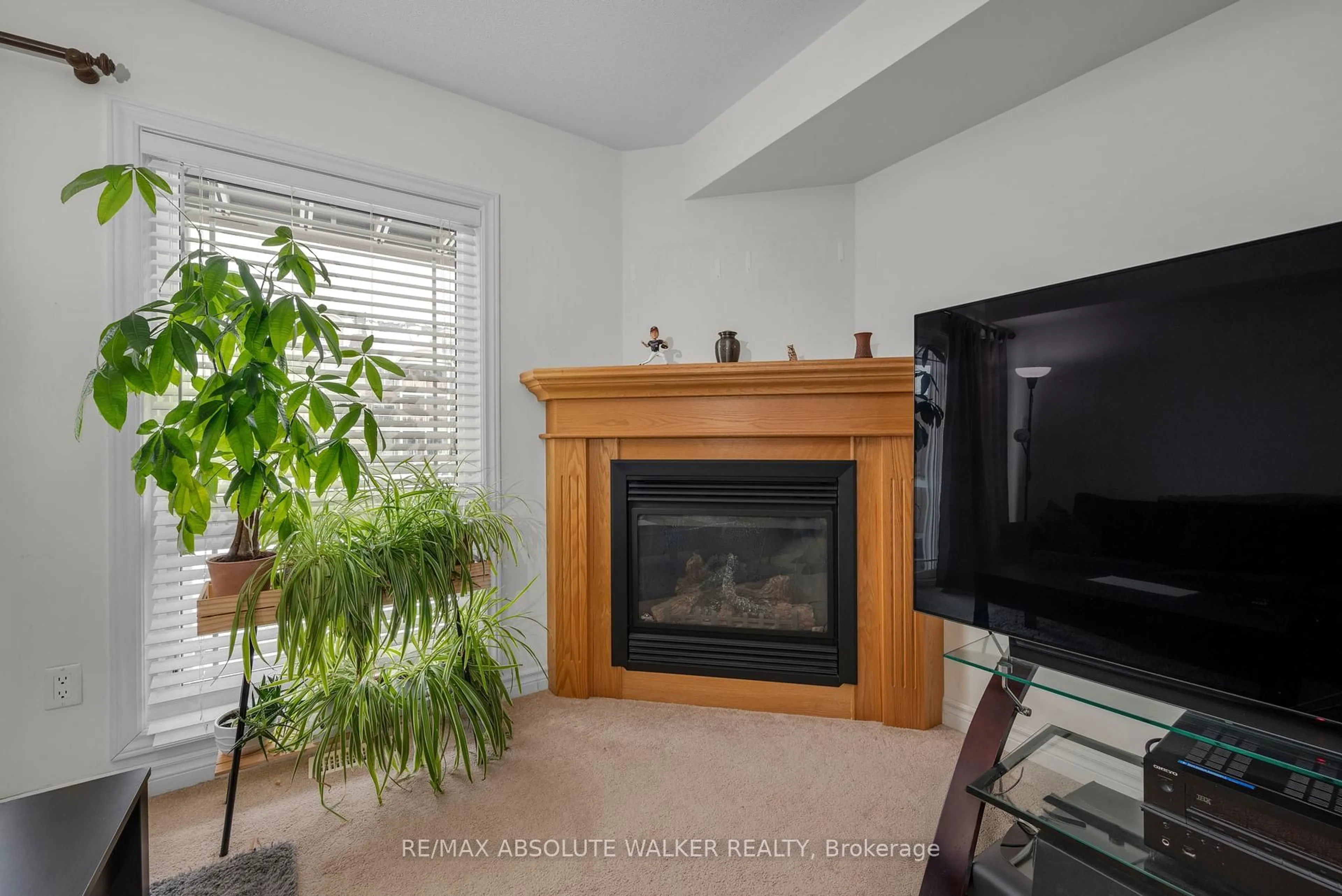 Living room with furniture, unknown for 276 Paseo Private, South of Baseline to Knoxdale Ontario K2G 4N7