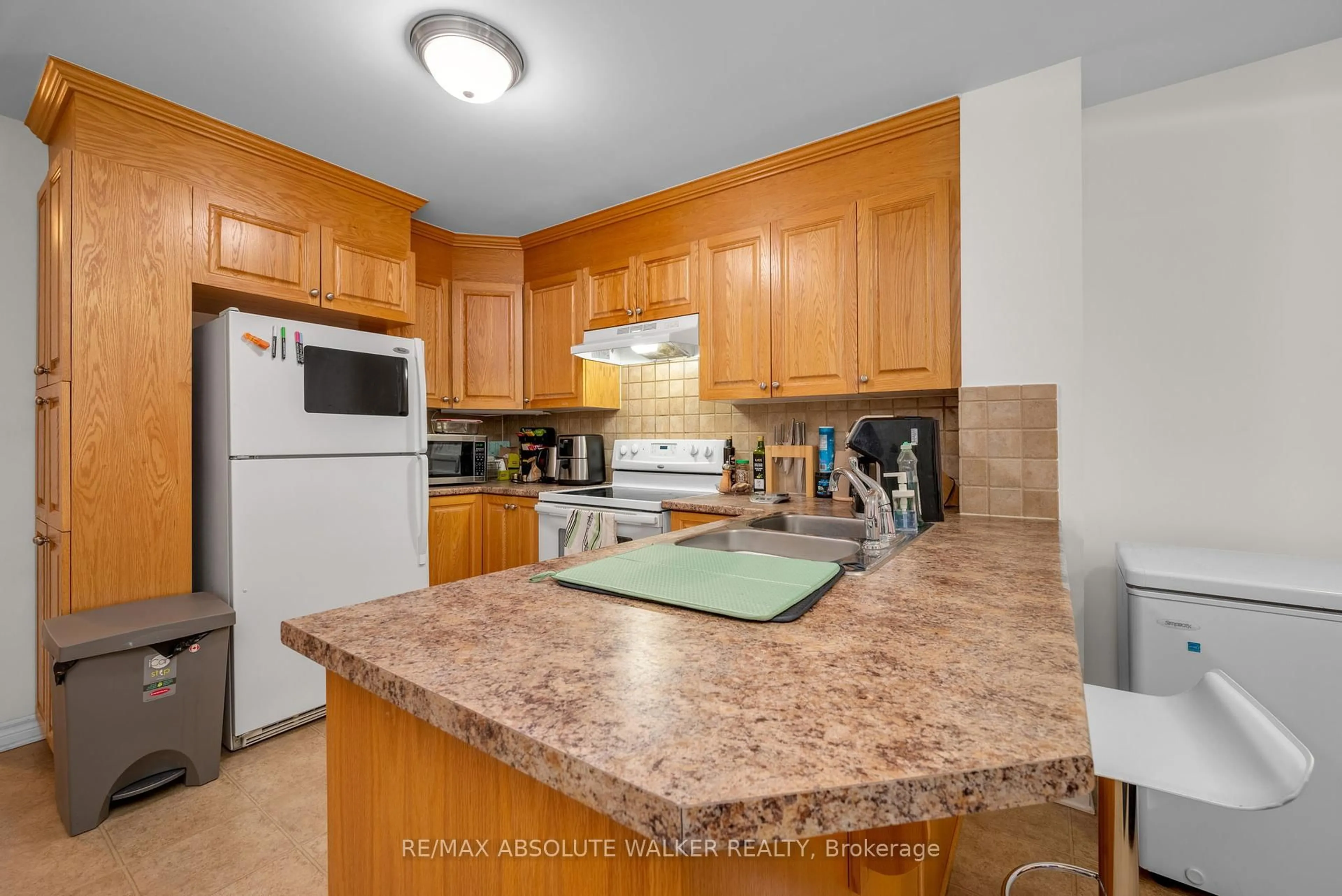 Standard kitchen, unknown for 276 Paseo Private, South of Baseline to Knoxdale Ontario K2G 4N7