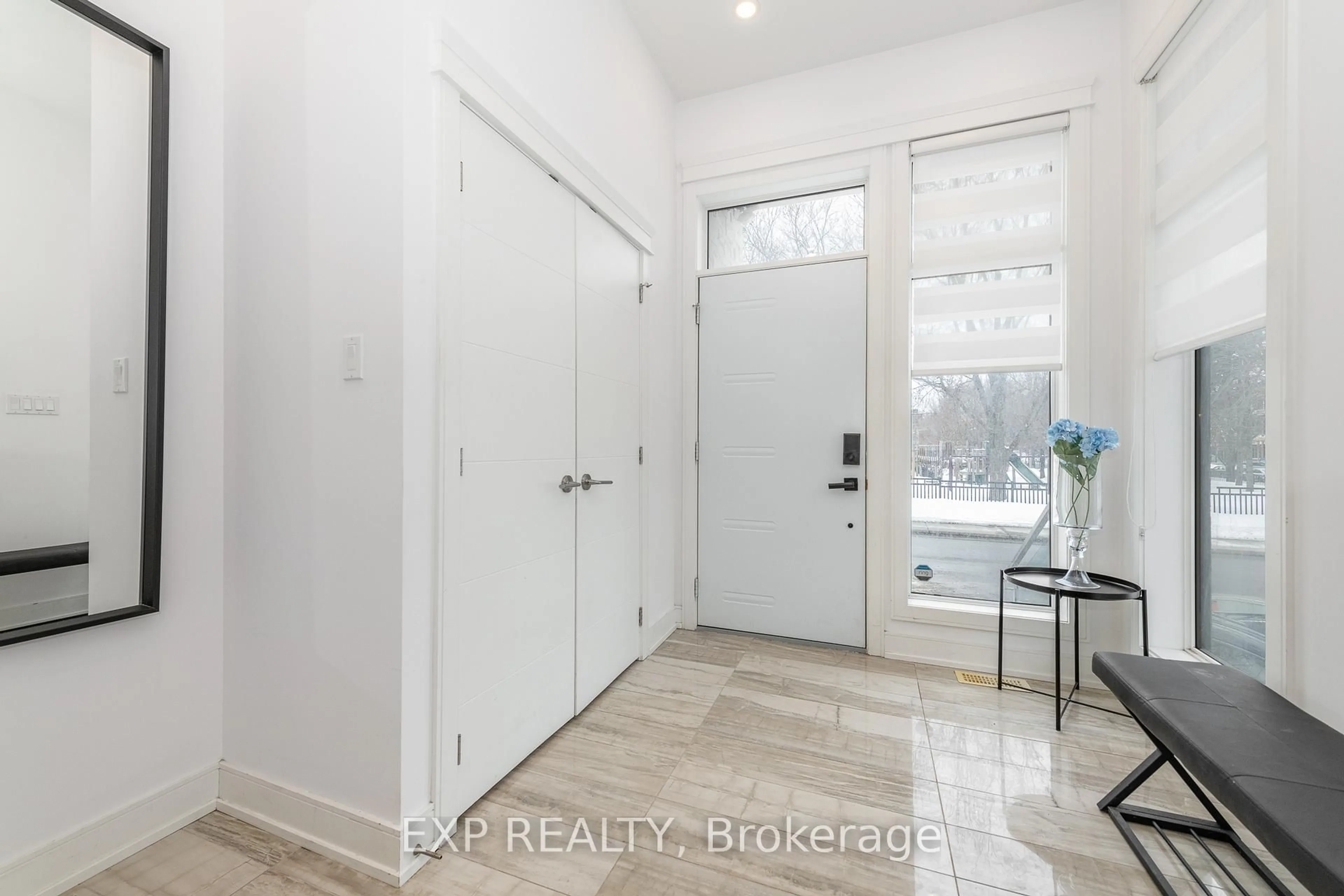 Indoor entryway for 82 Templeton St #B, Lower Town - Sandy Hill Ontario K1N 6X3