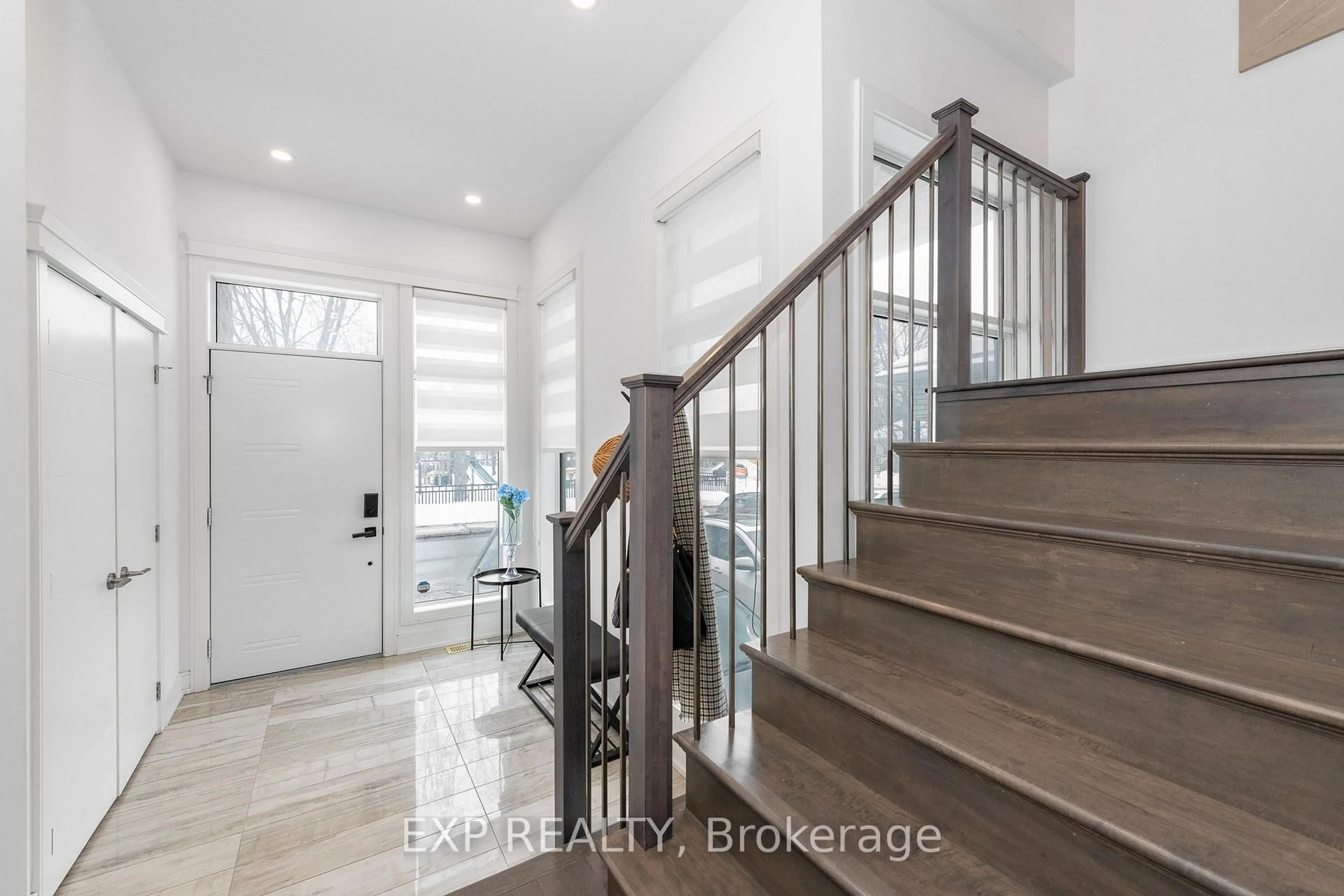 Indoor entryway for 82 Templeton St #B, Lower Town - Sandy Hill Ontario K1N 6X3