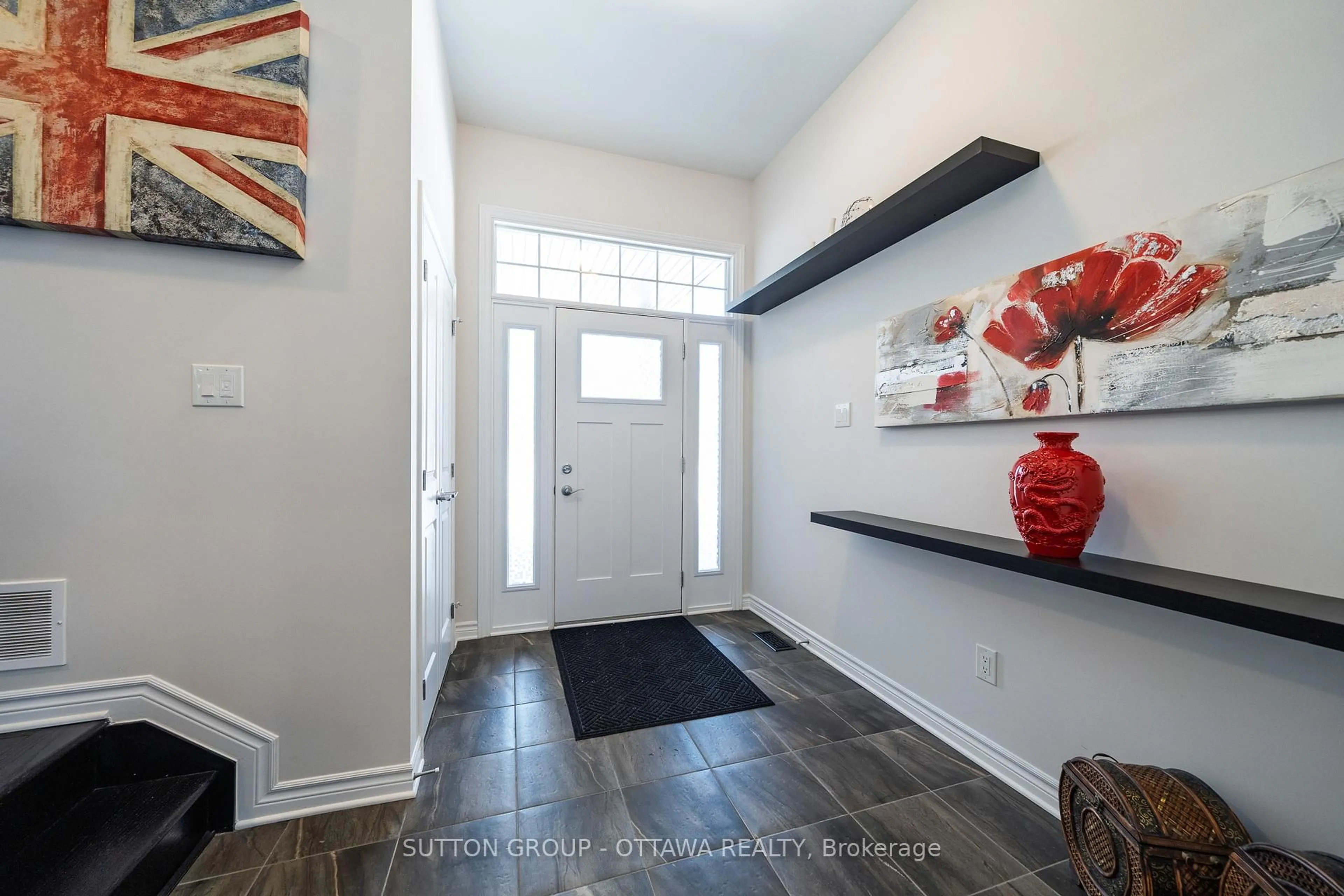 Indoor entryway for 604 Enclave Lane, Clarence-Rockland Ontario K4K 0M8