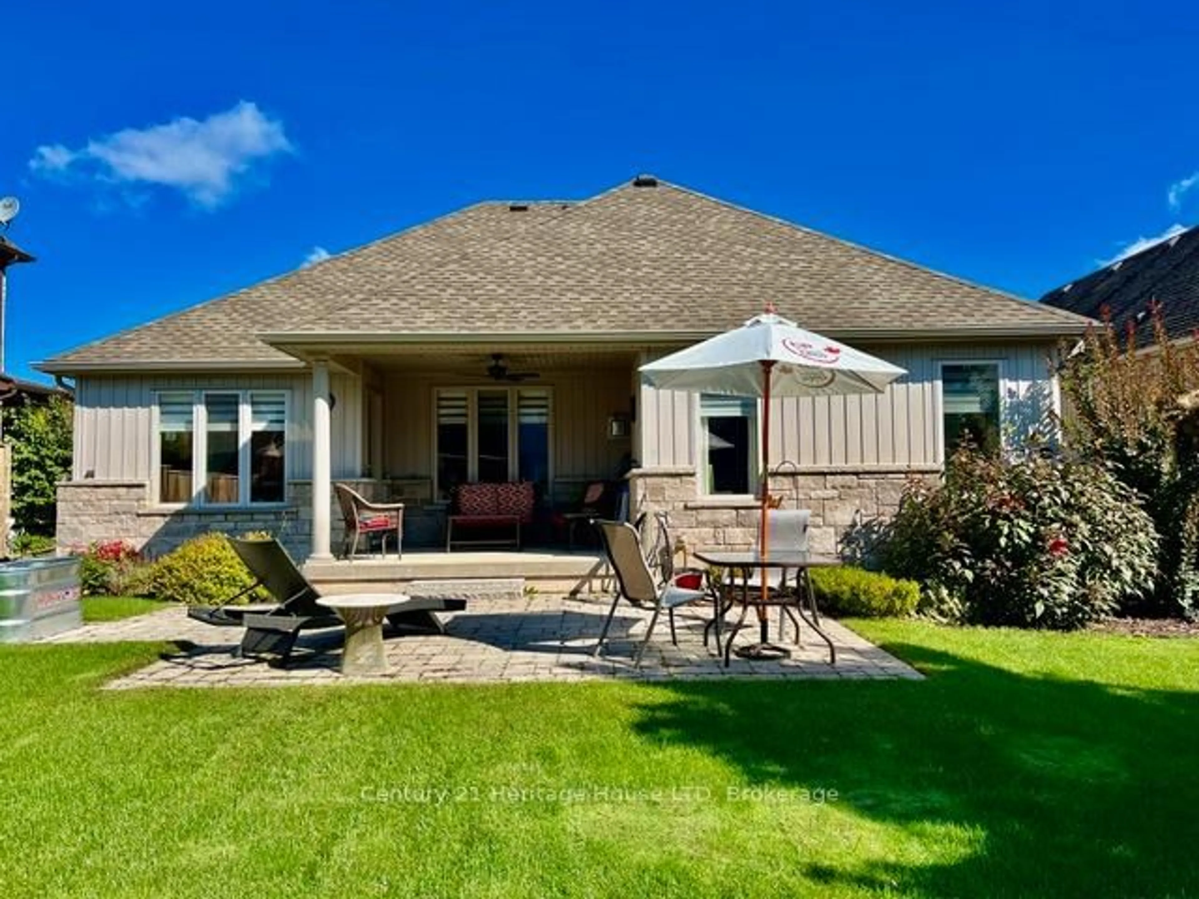 Home with vinyl exterior material, water/lake/river/ocean view for 3281 Charleston Dr, Fort Erie Ontario L0S 1N0