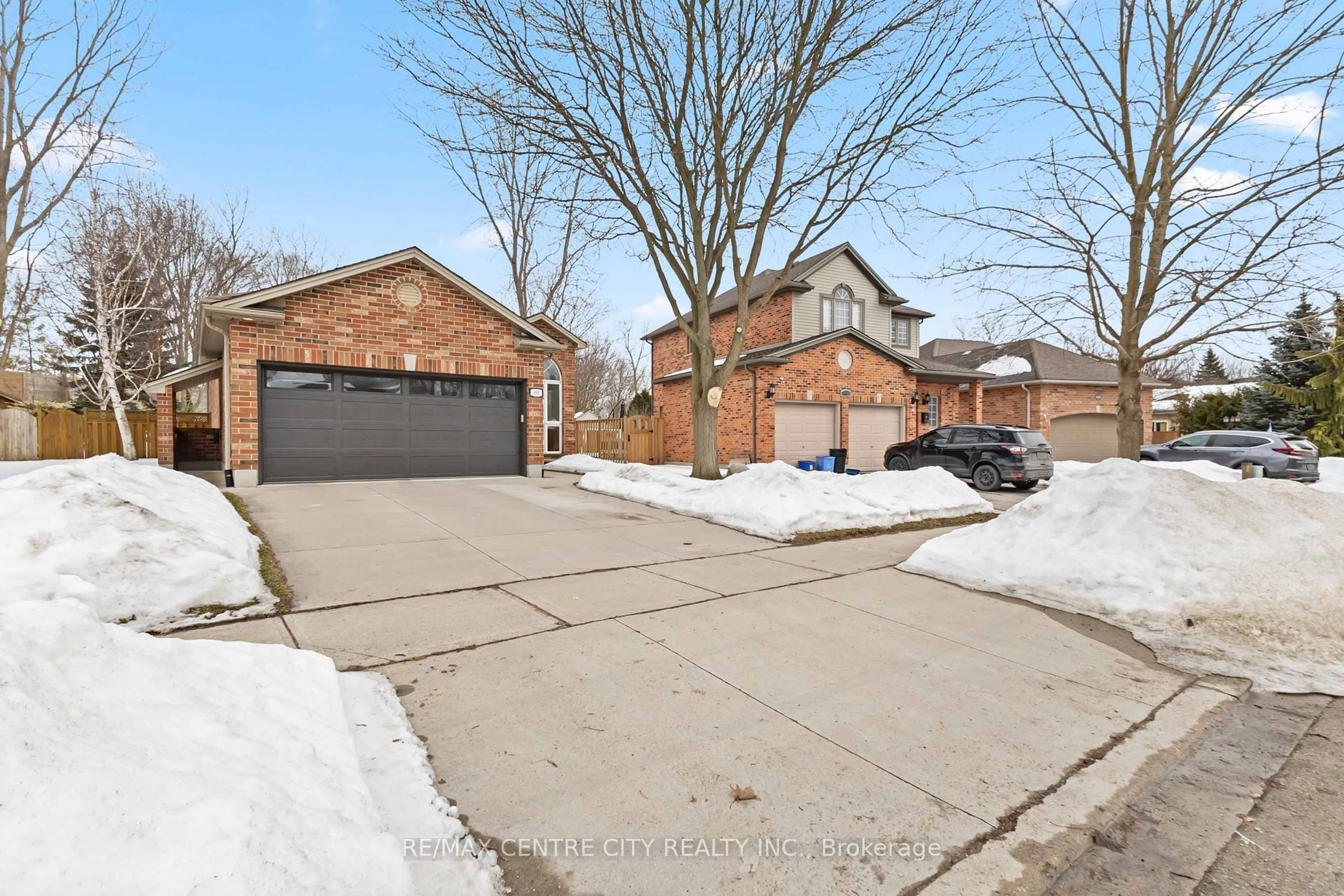 A pic from outside/outdoor area/front of a property/back of a property/a pic from drone, street for 611 Inverness Ave, London Ontario N6H 3C5