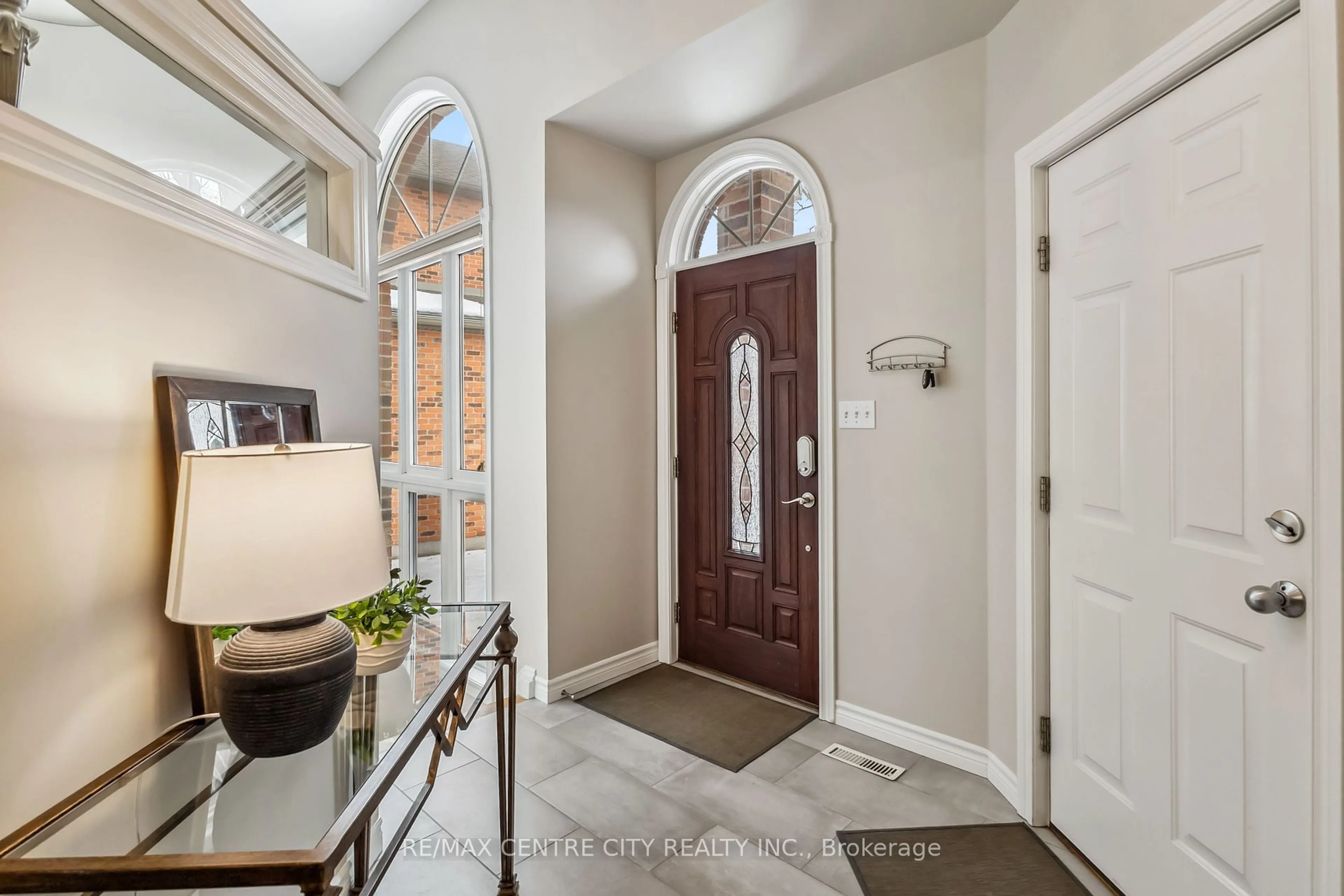 Indoor entryway for 611 Inverness Ave, London Ontario N6H 3C5