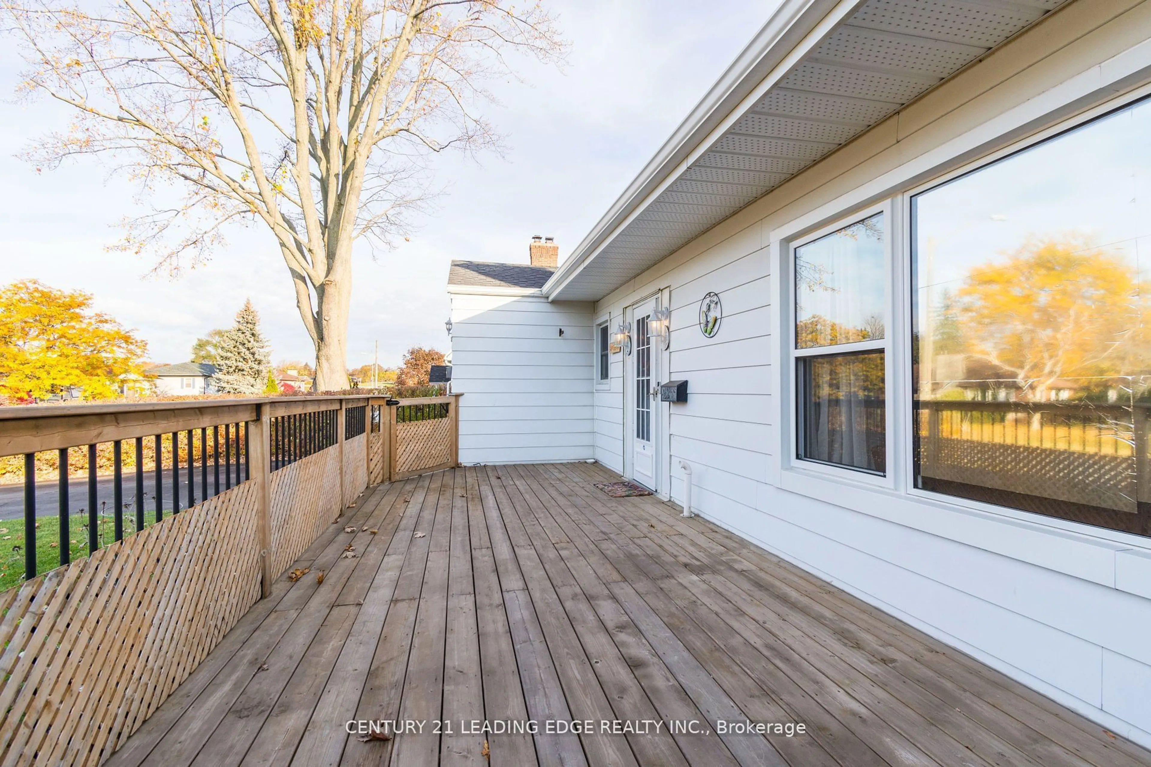 Patio, water/lake/river/ocean view for 26 Fairview Cres, Quinte West Ontario K8V 5M2