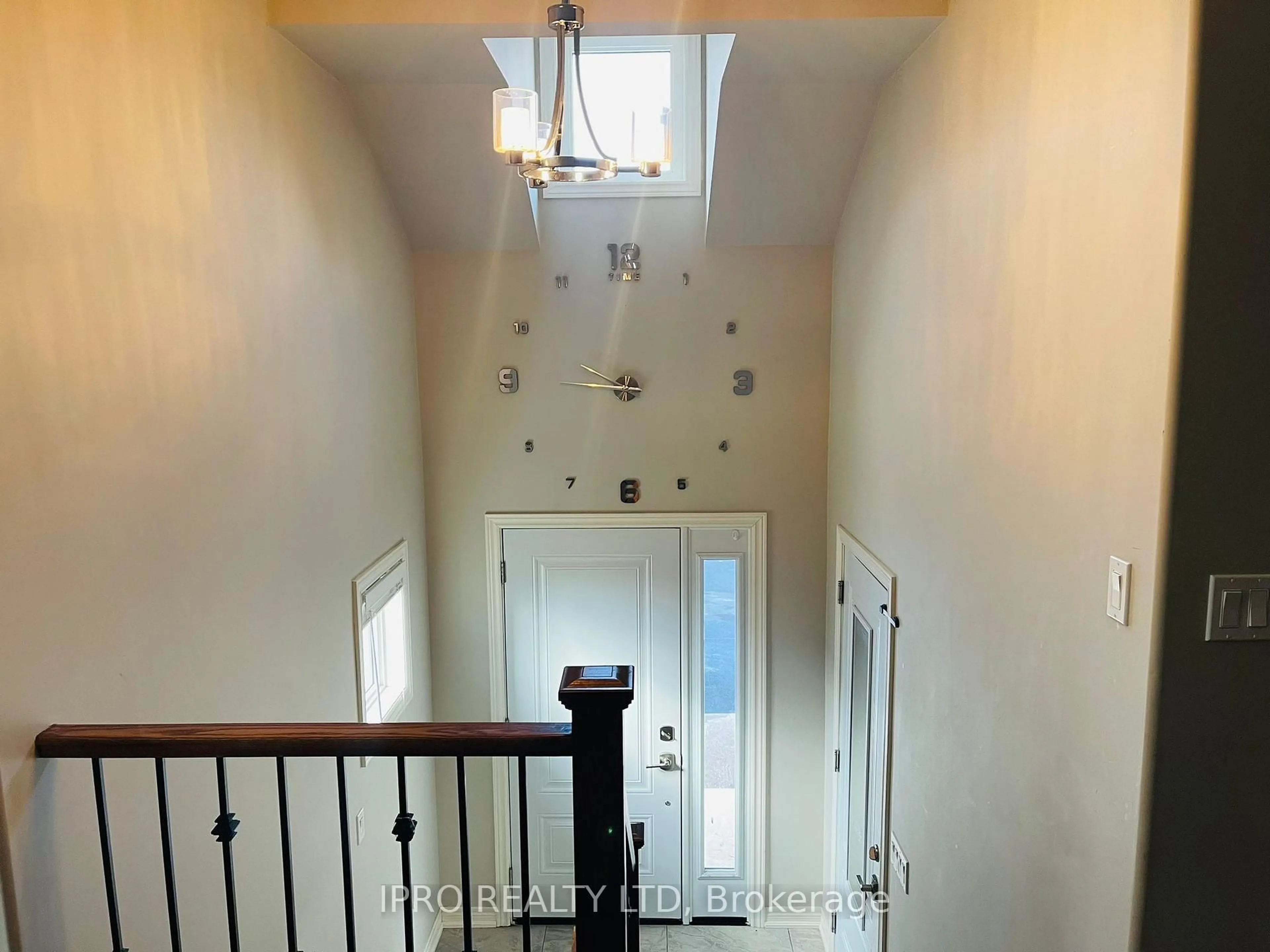 Indoor entryway for 22 Elm St, St. Catharines Ontario L2P 2B7