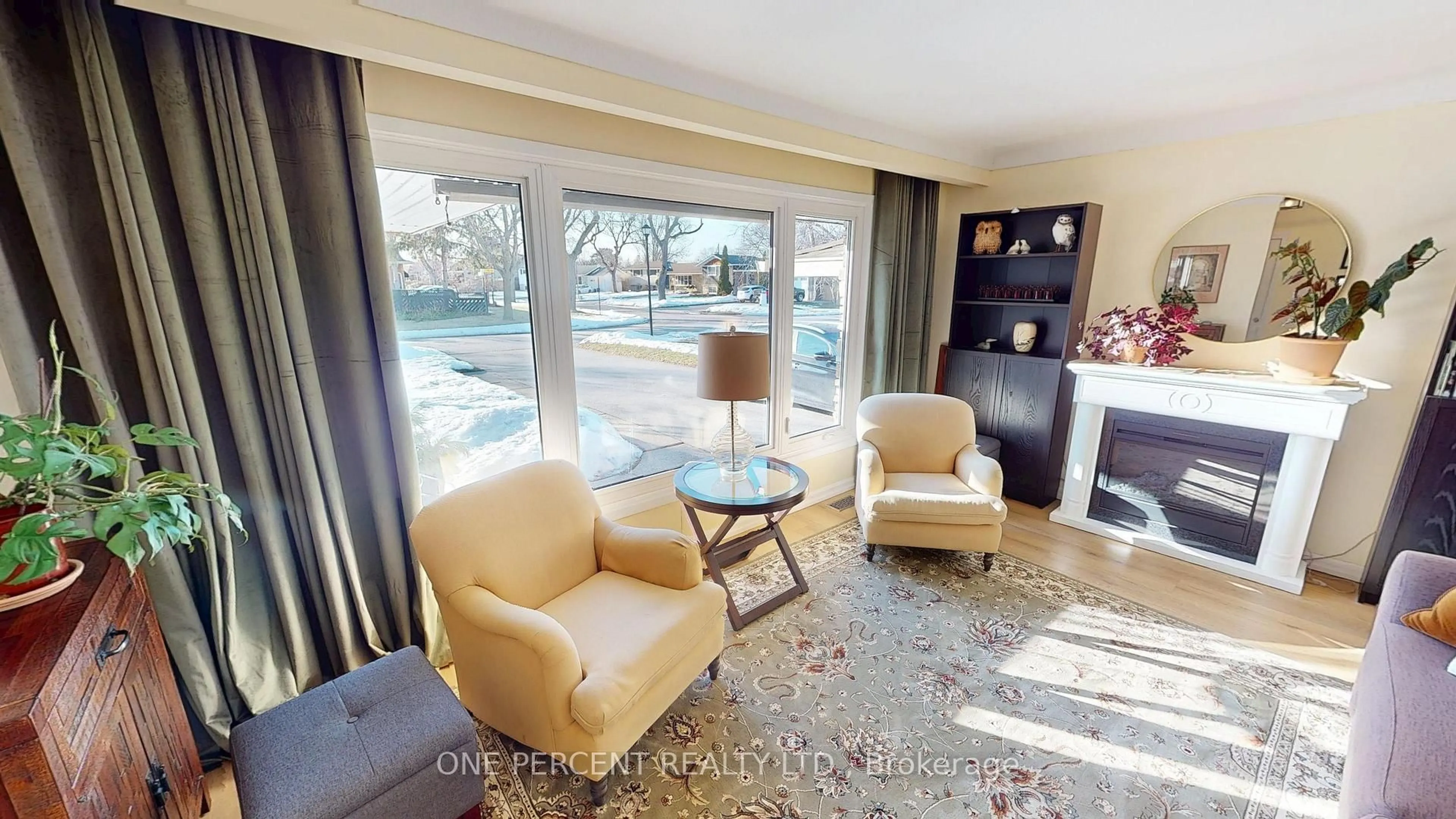 Living room with furniture, unknown for 38 Strathcona Dr, St. Catharines Ontario L2M 2A9