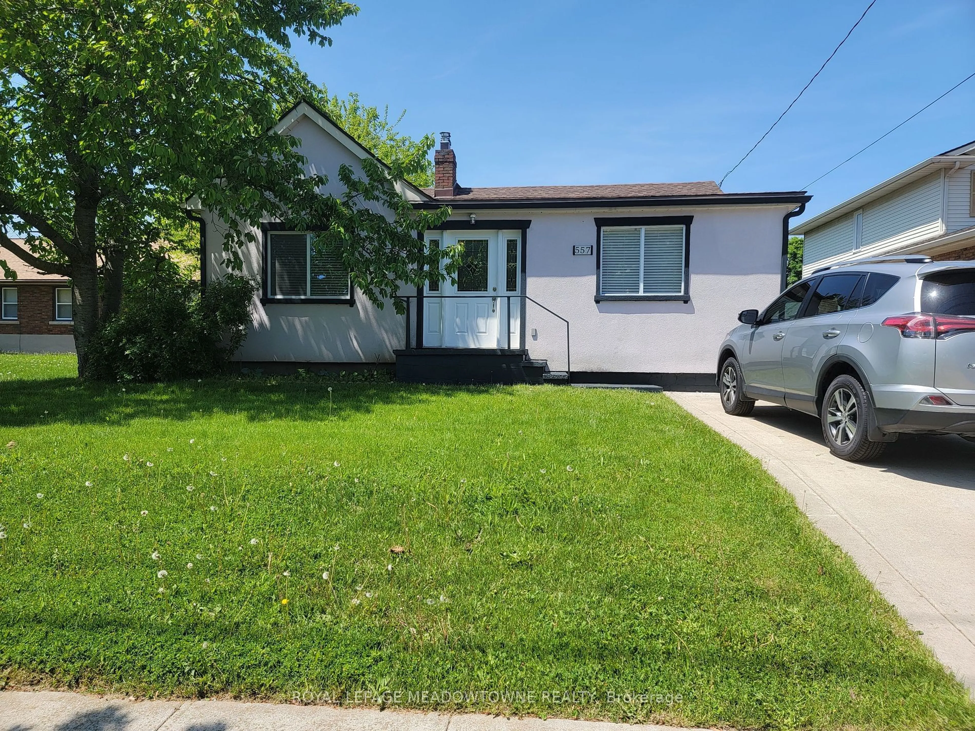 A pic from outside/outdoor area/front of a property/back of a property/a pic from drone, street for 557 Geneva St, St. Catharines Ontario L2N 2J1