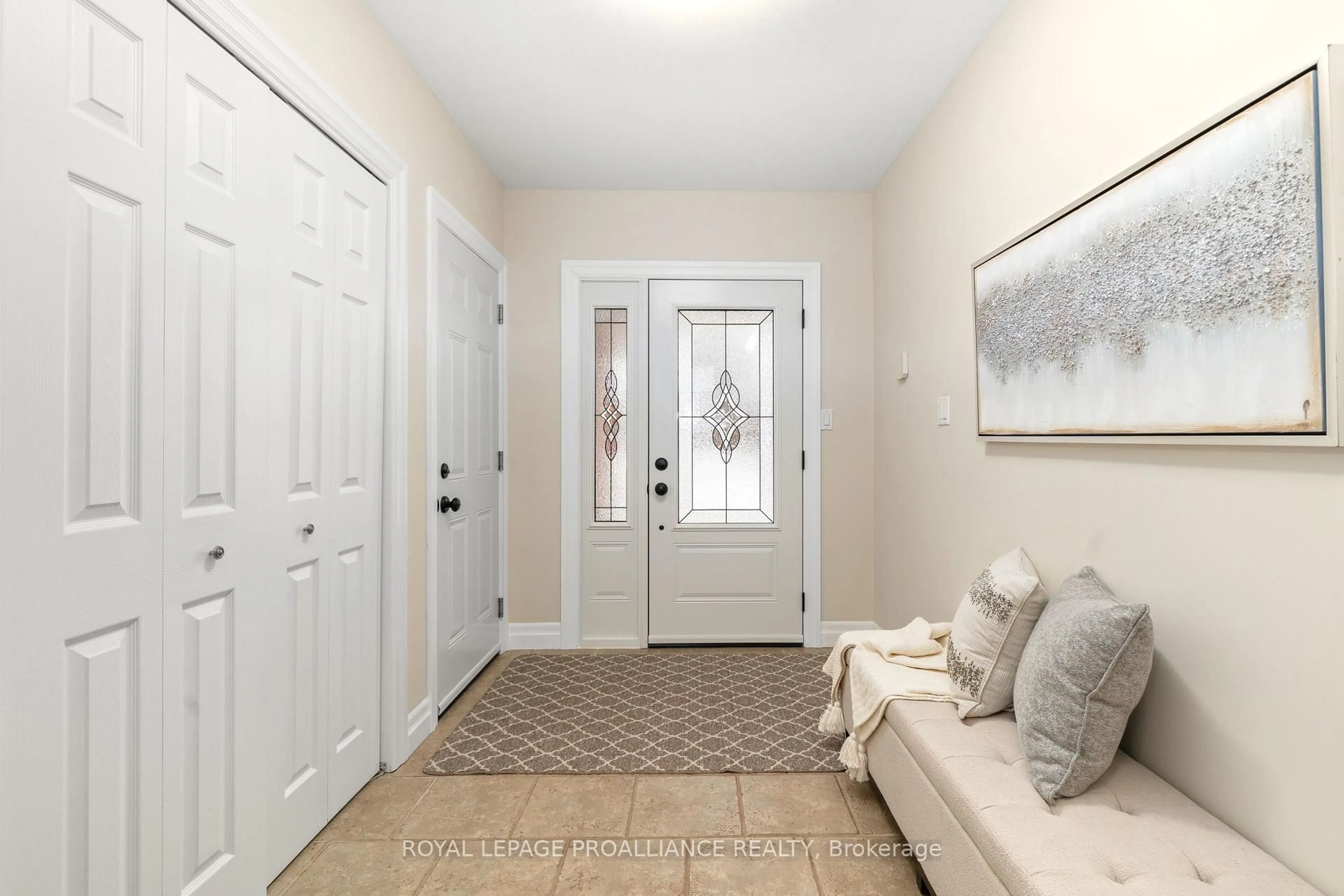 Indoor entryway for 27 Boyce Crt, Belleville Ontario K8P 5P1