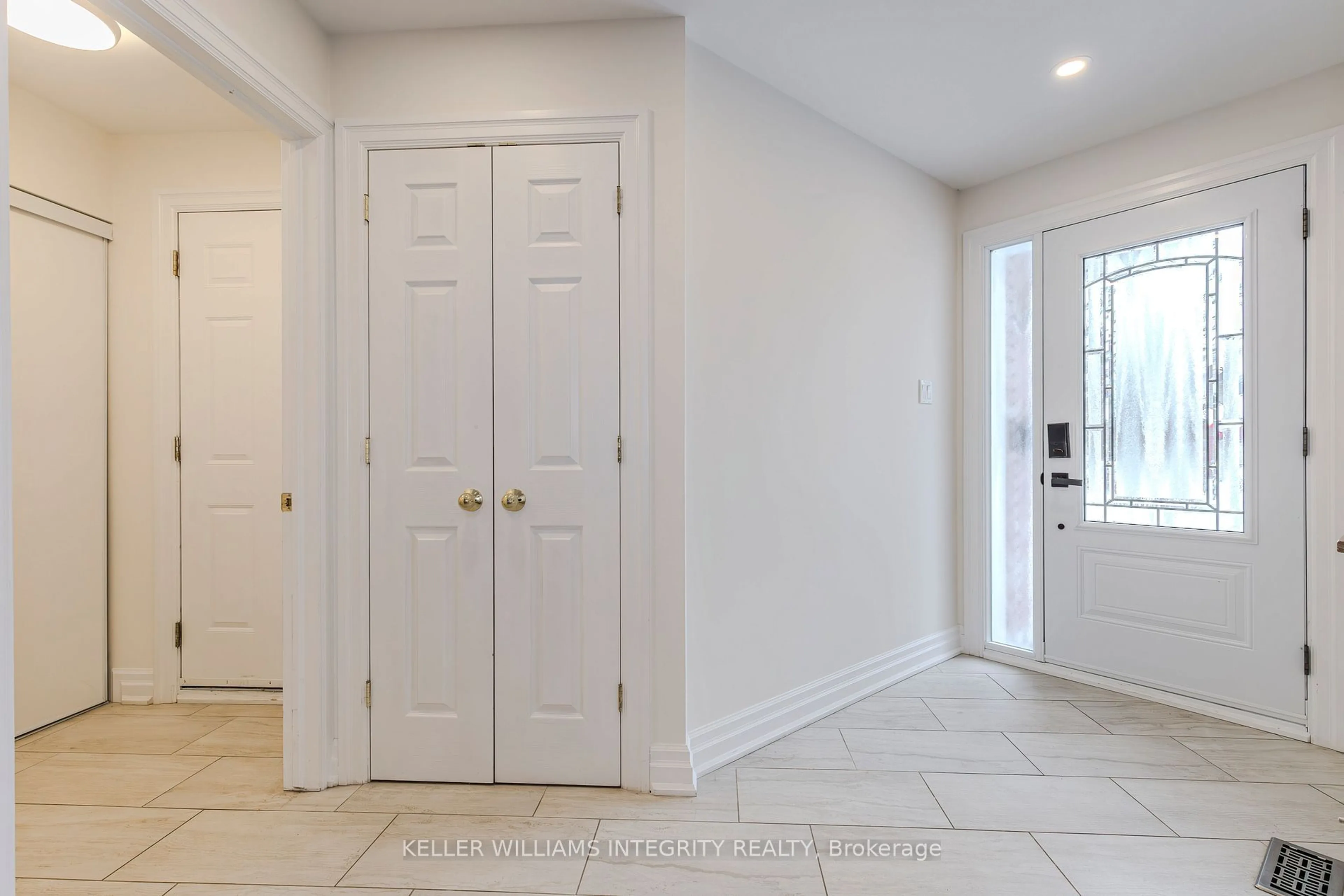 Indoor entryway for 28 Avonhurst Ave, Barrhaven Ontario K2J 4L2