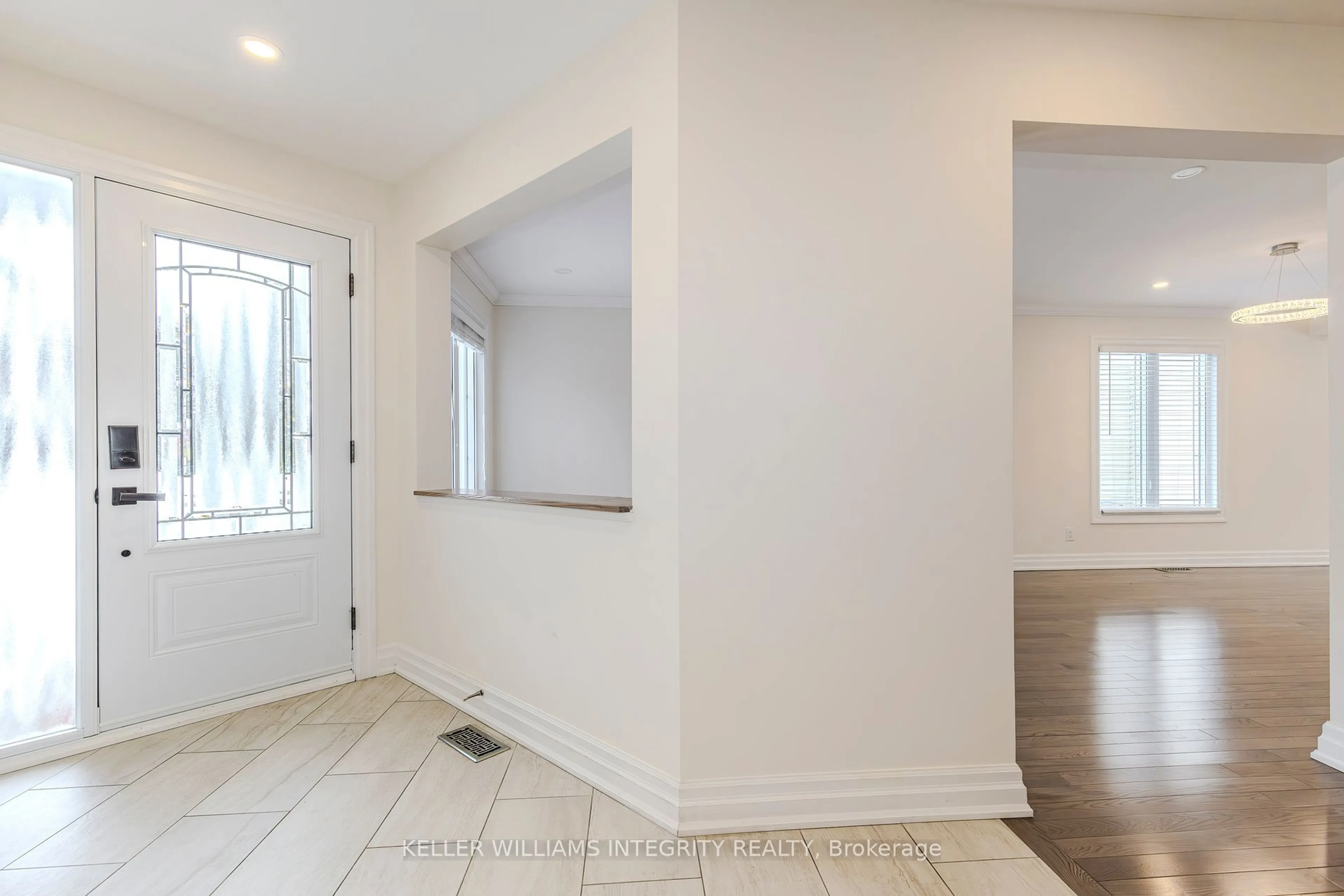 Indoor entryway for 28 Avonhurst Ave, Barrhaven Ontario K2J 4L2