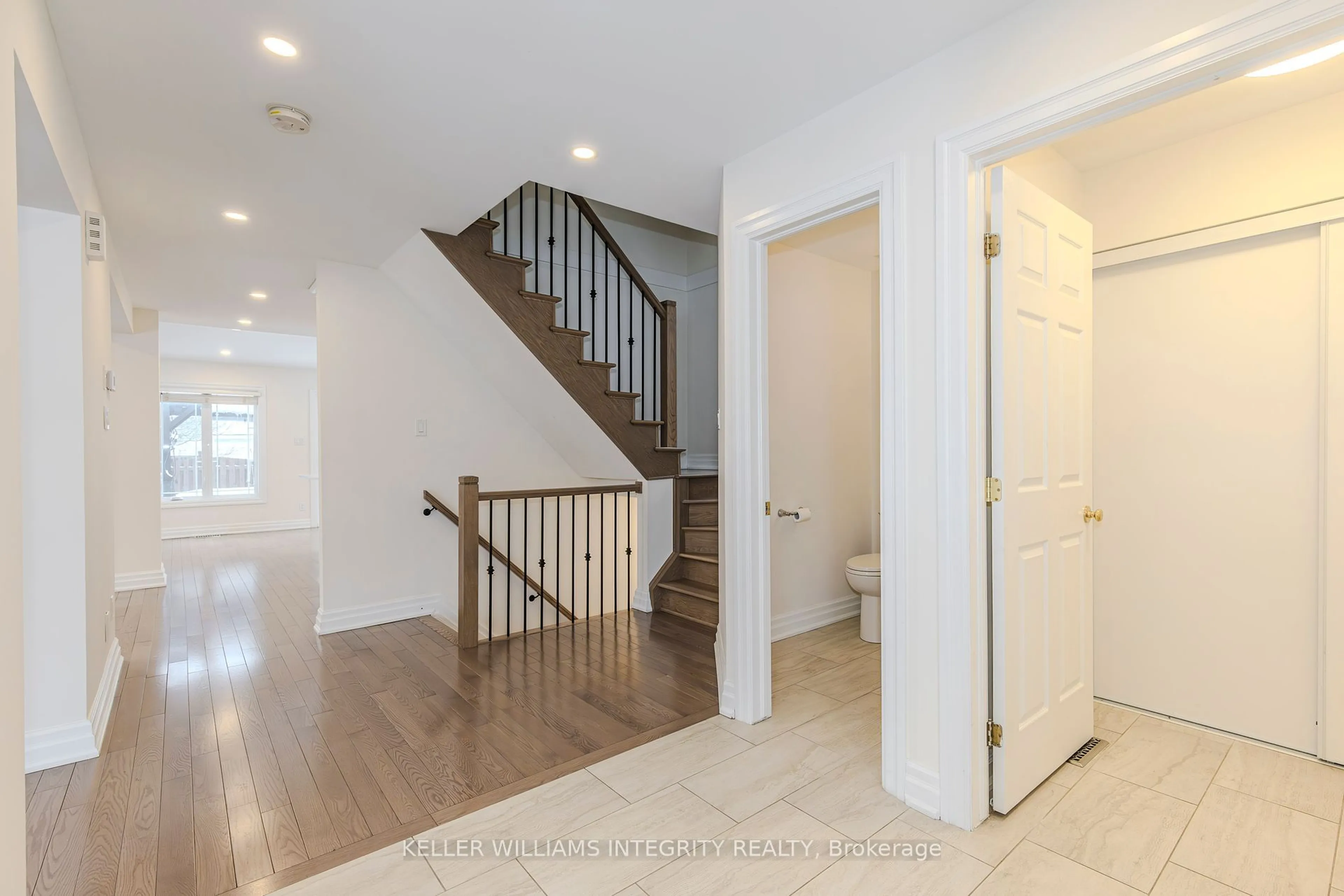 Indoor entryway for 28 Avonhurst Ave, Barrhaven Ontario K2J 4L2