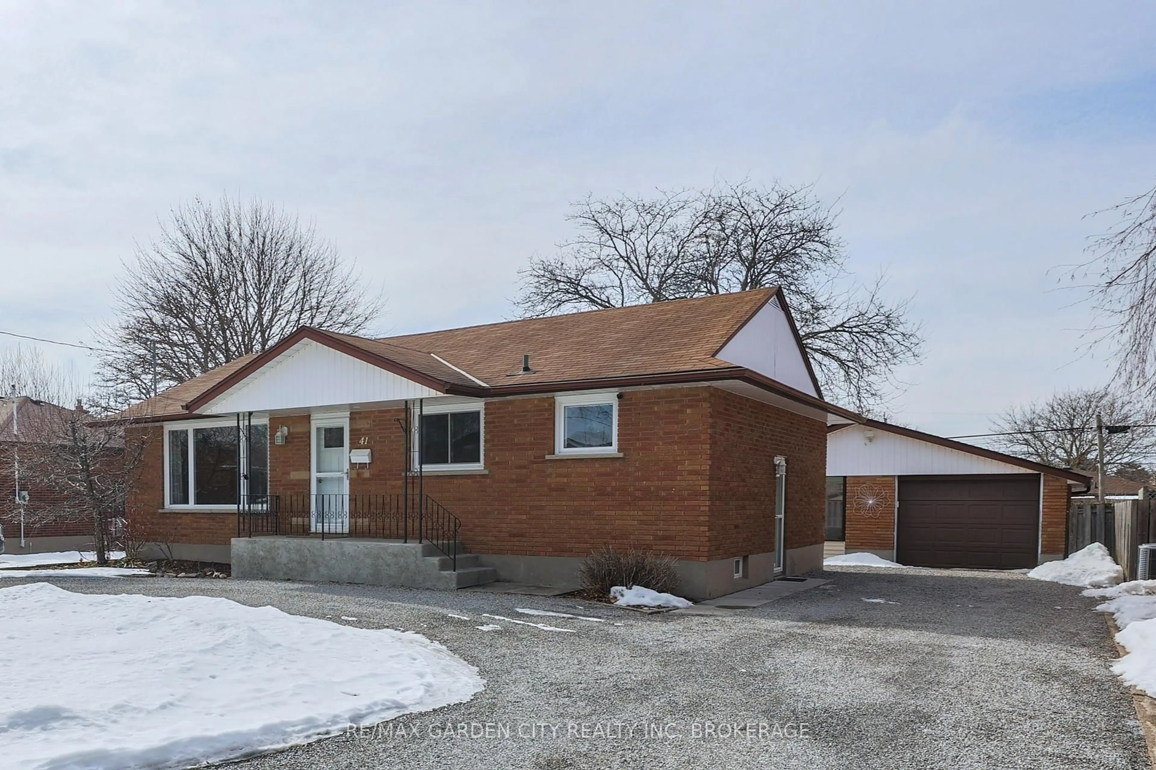 Home with brick exterior material, street for 41 Howard Ave, St. Catharines Ontario L2N 3W8