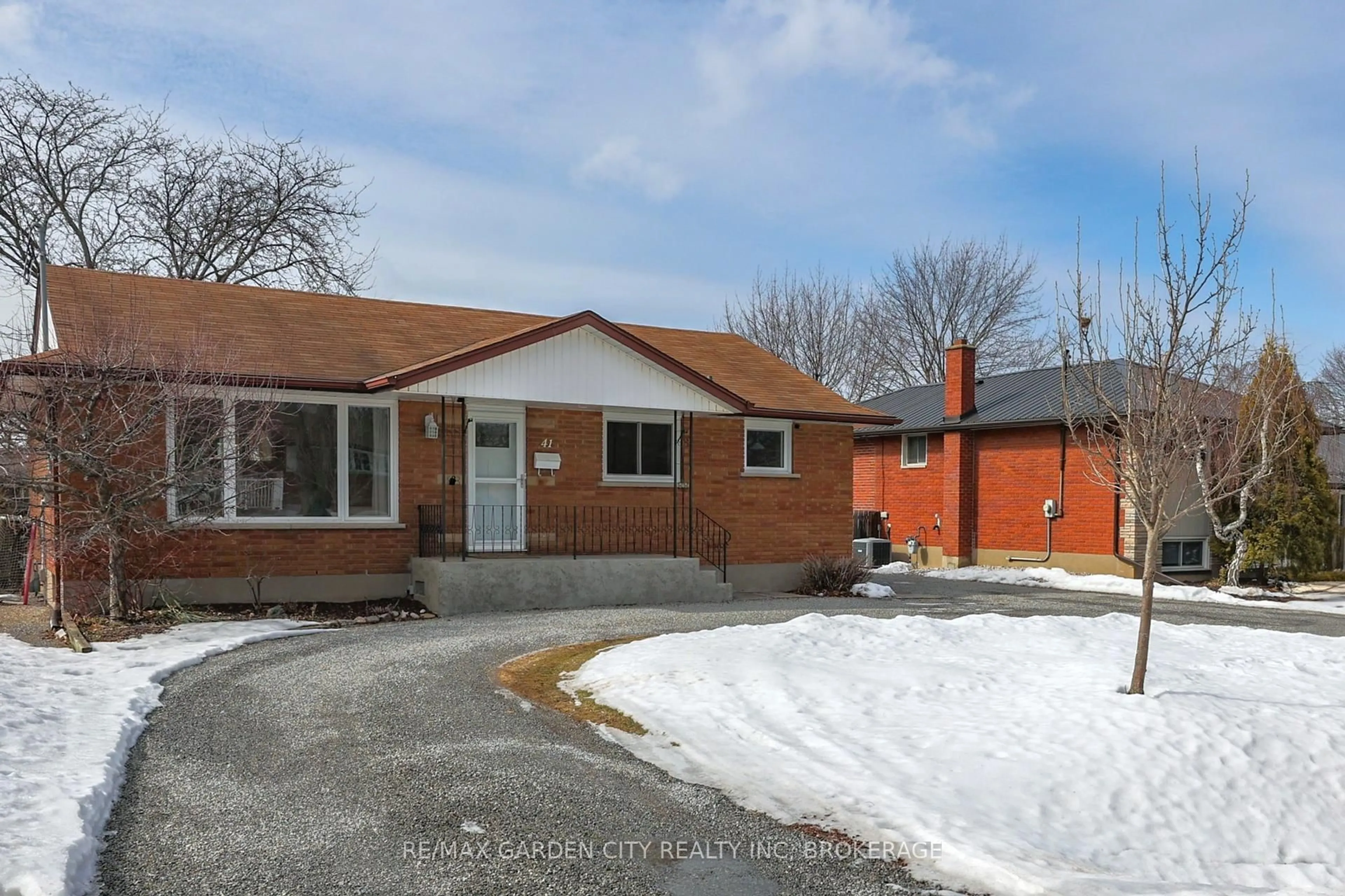 Home with brick exterior material, street for 41 Howard Ave, St. Catharines Ontario L2N 3W8